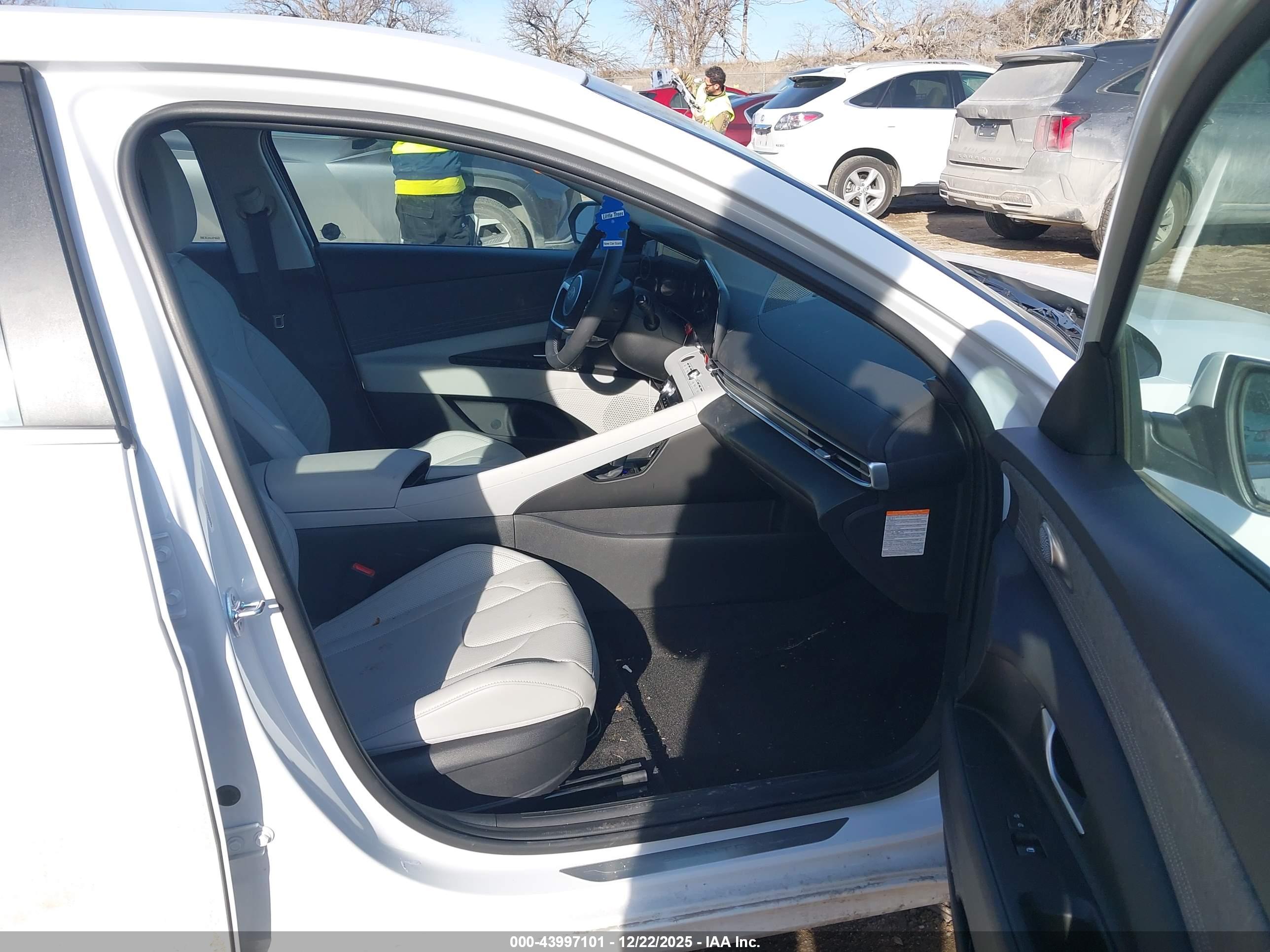 HYUNDAI ELANTRA image 5