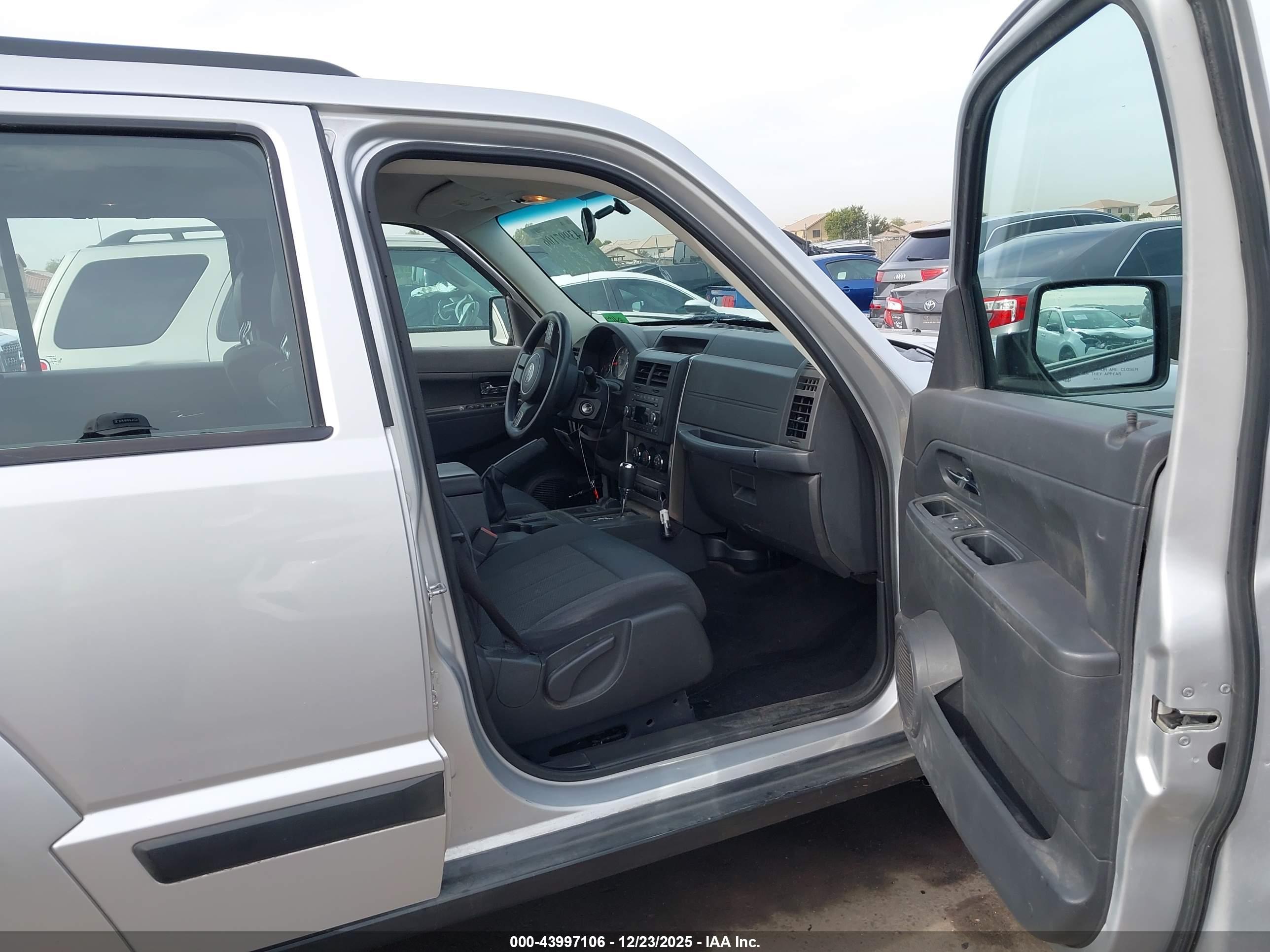 JEEP LIBERTY image 5