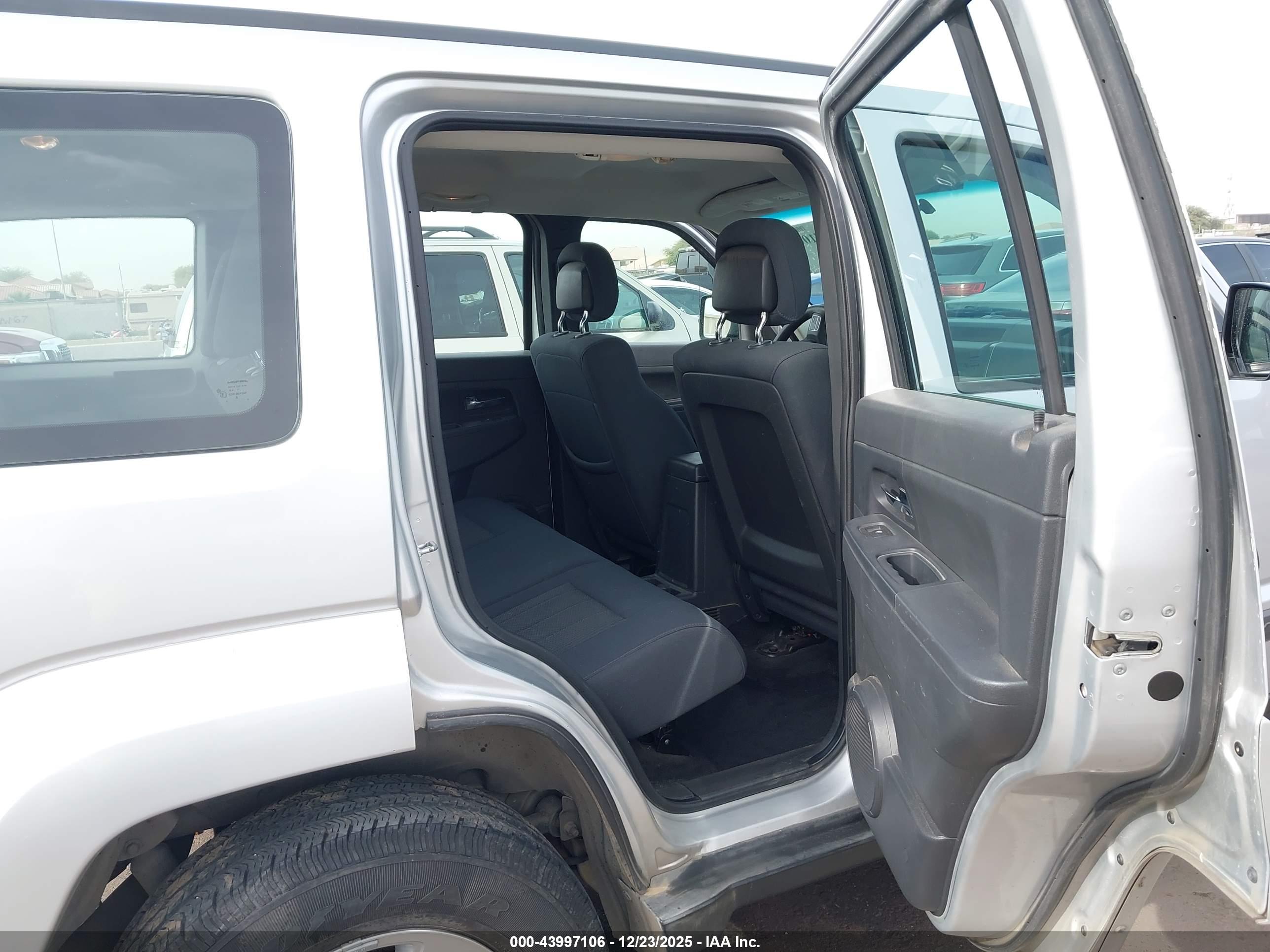 JEEP LIBERTY image 8