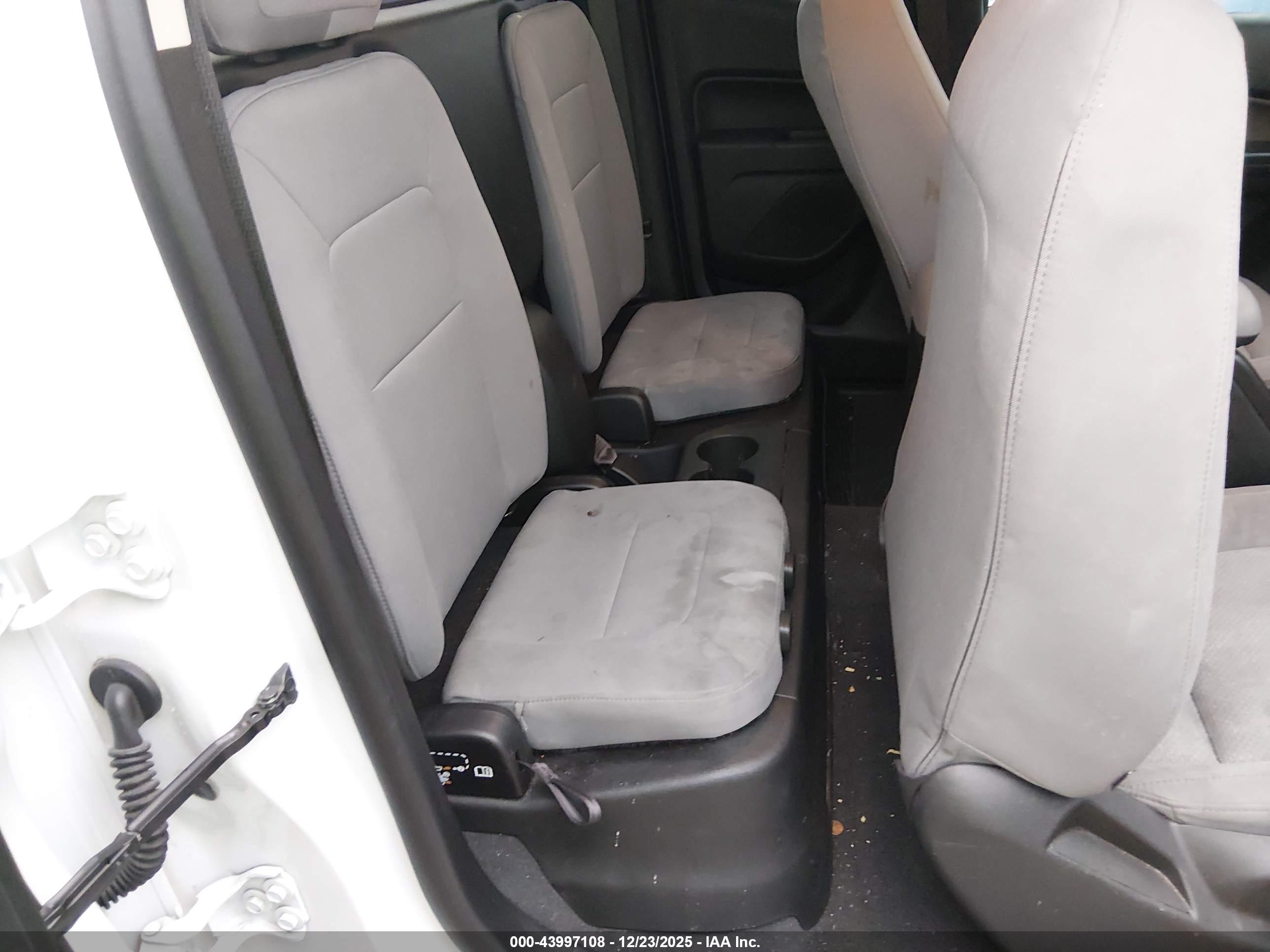 CHEVROLET COLORADO image 8