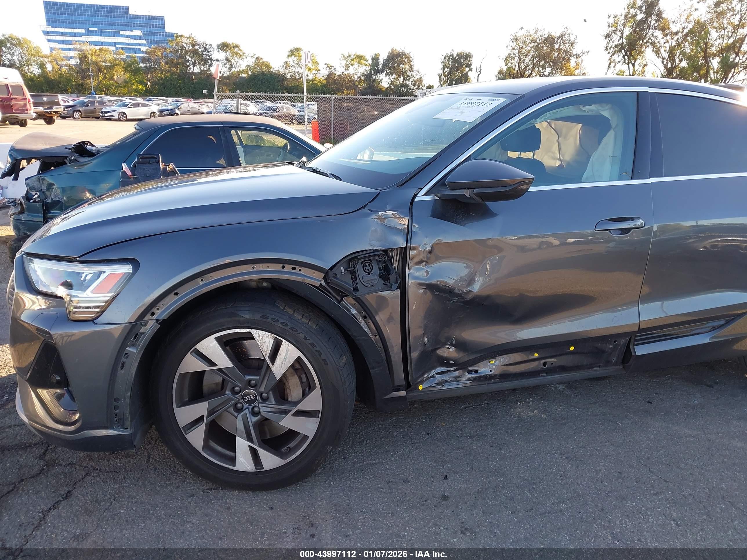 AUDI E-TRON image 6