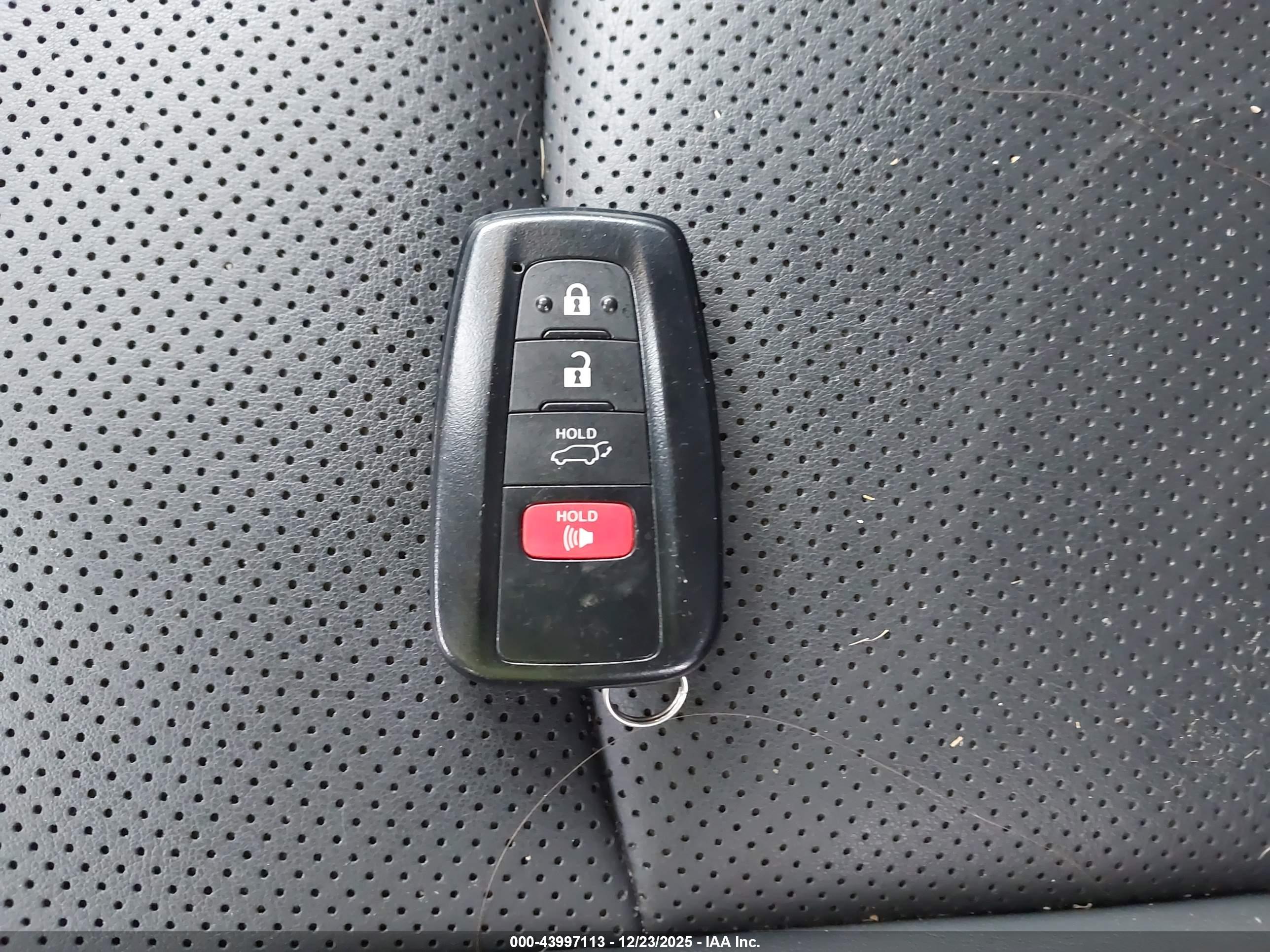 TOYOTA RAV4 image 11