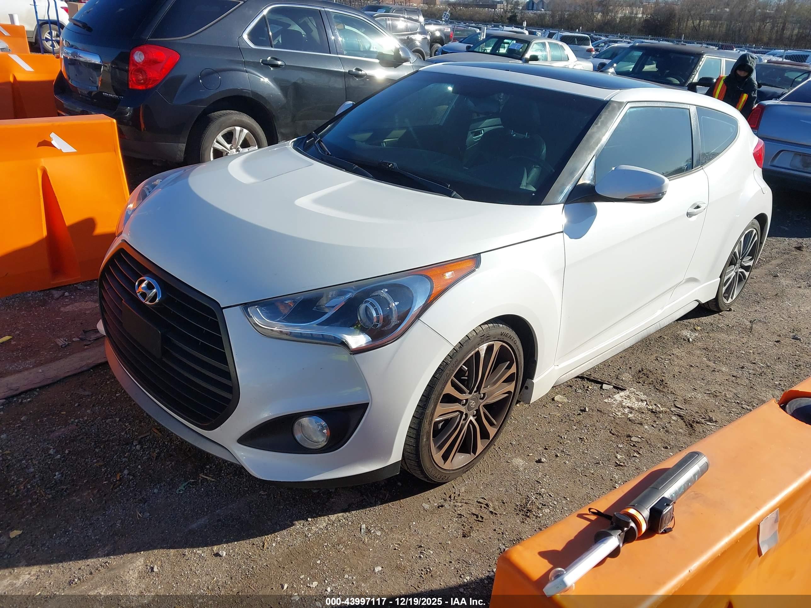 HYUNDAI VELOSTER image 2