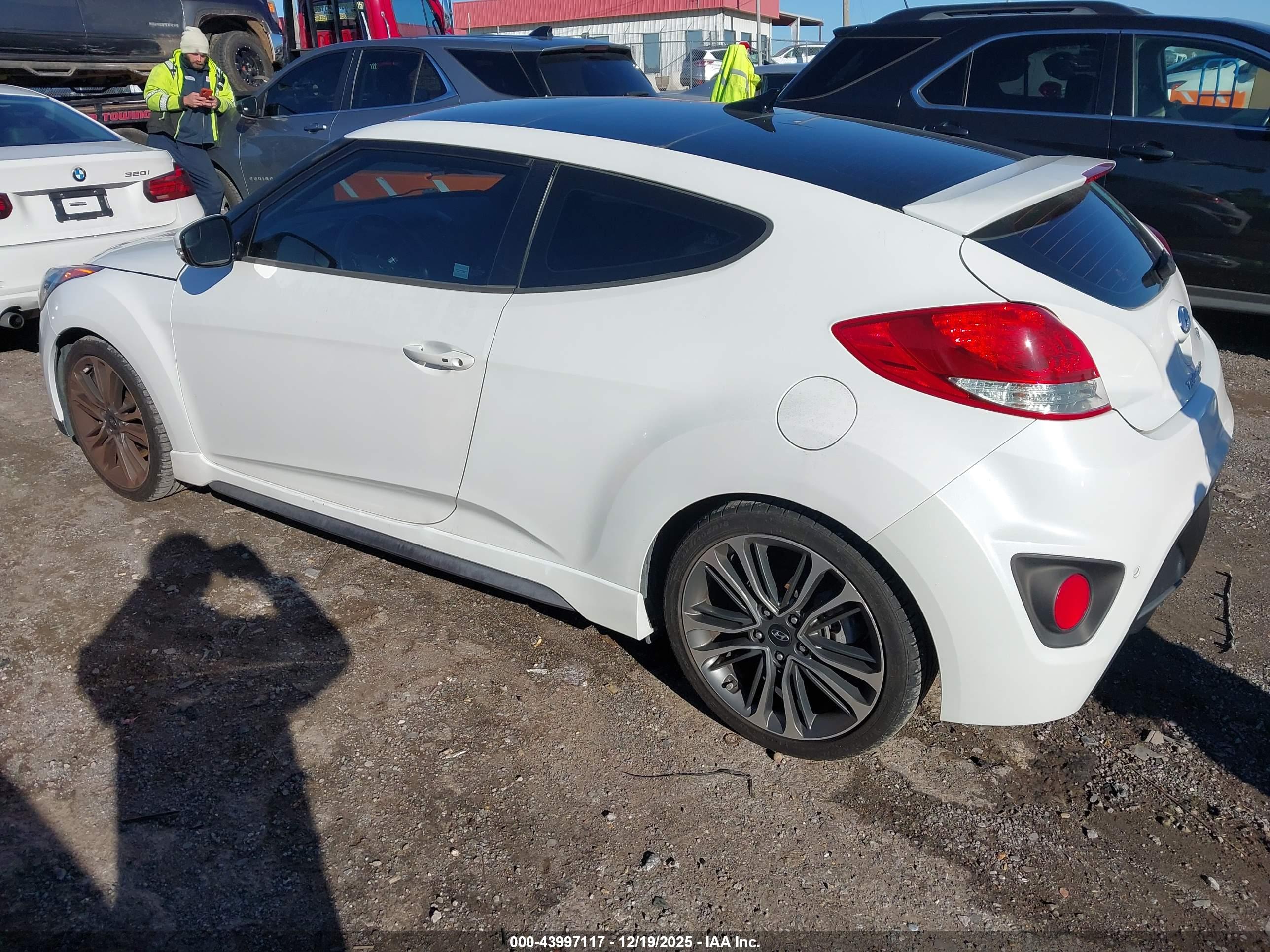 HYUNDAI VELOSTER image 3