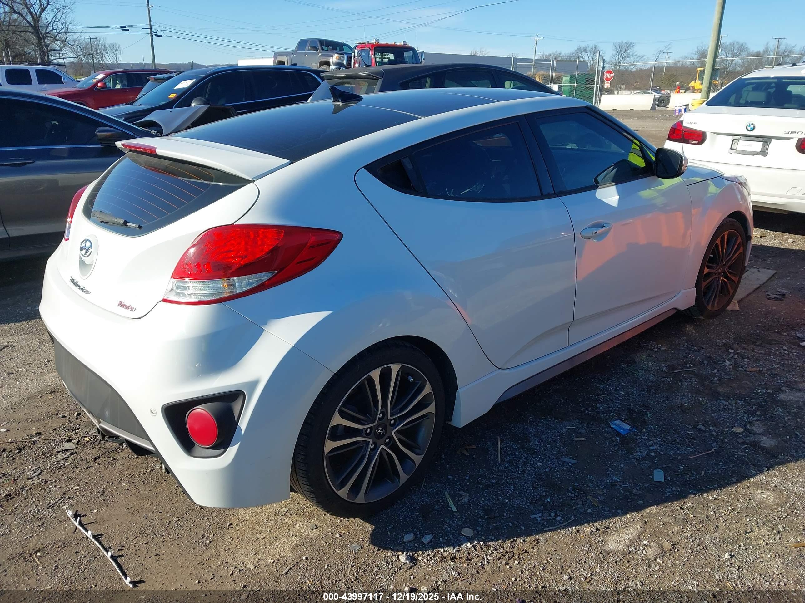 HYUNDAI VELOSTER image 4