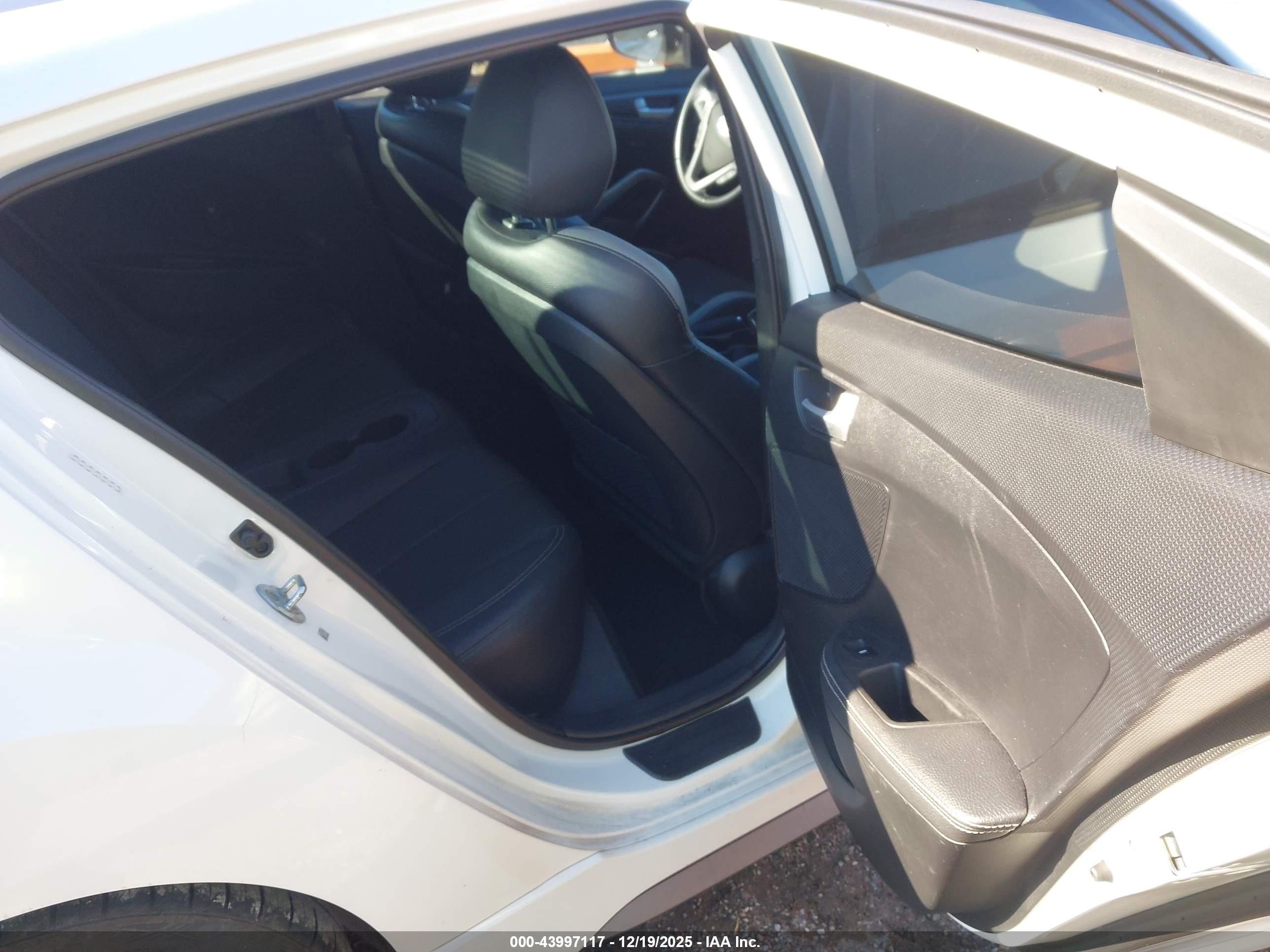 HYUNDAI VELOSTER image 8