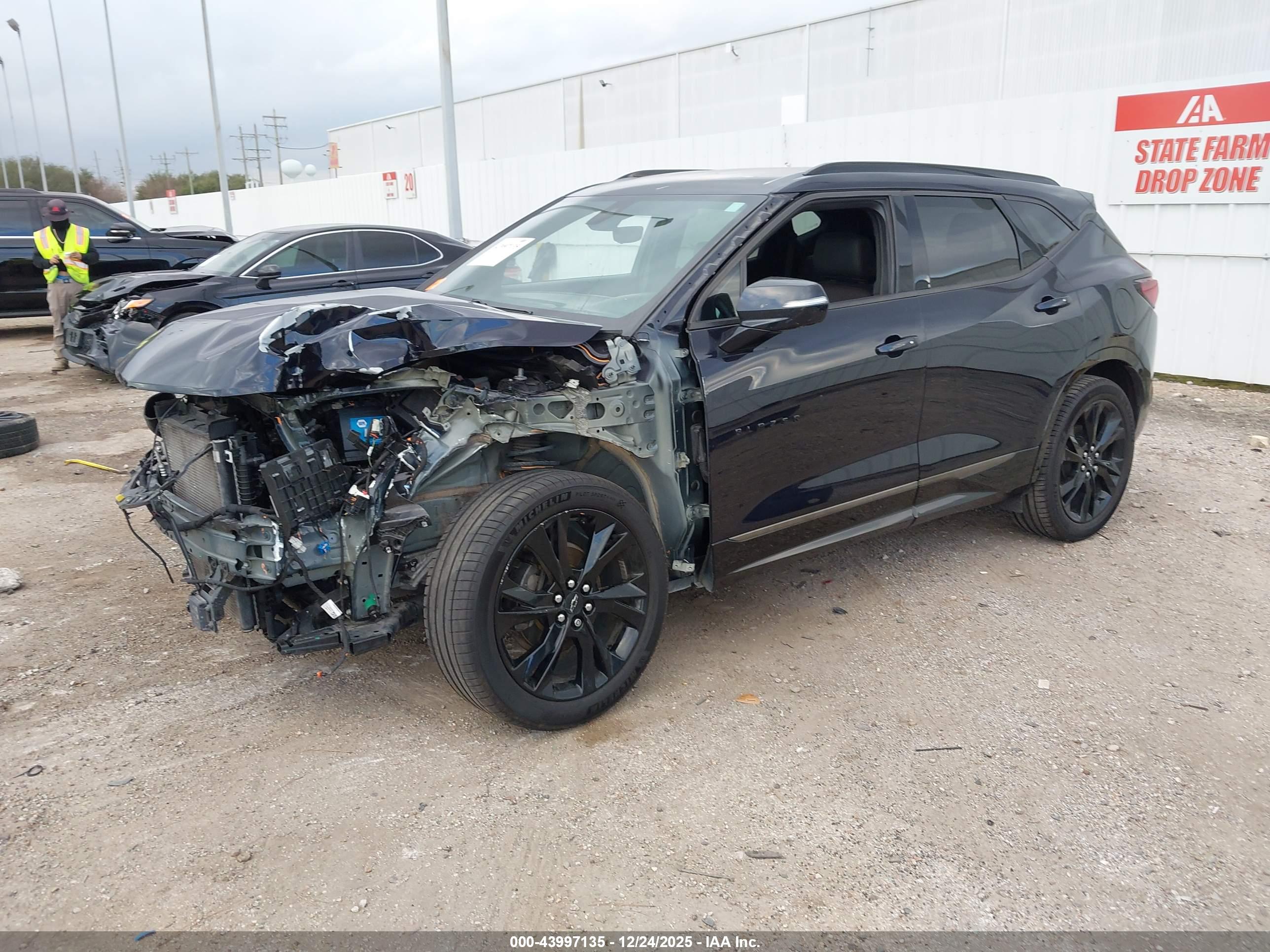 CHEVROLET BLAZER image 2