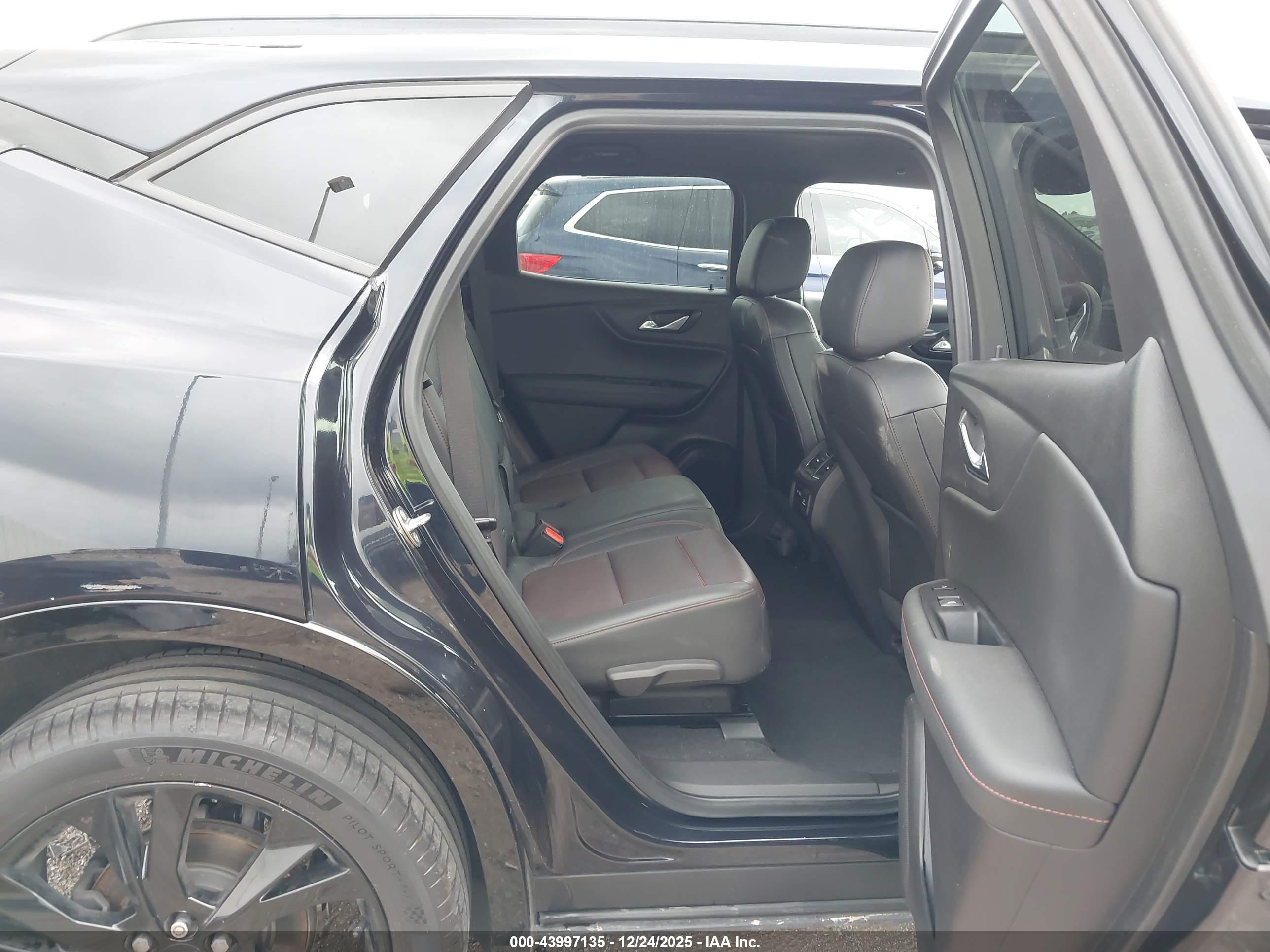 CHEVROLET BLAZER image 8