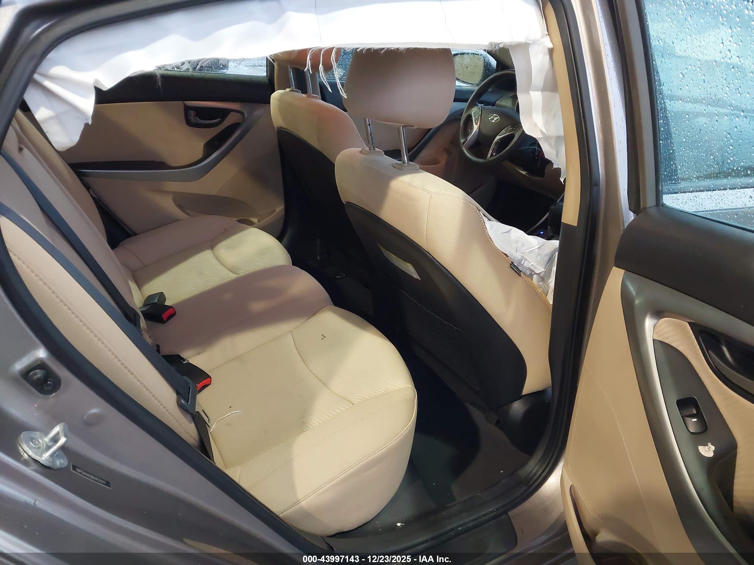 HYUNDAI ELANTRA image 8