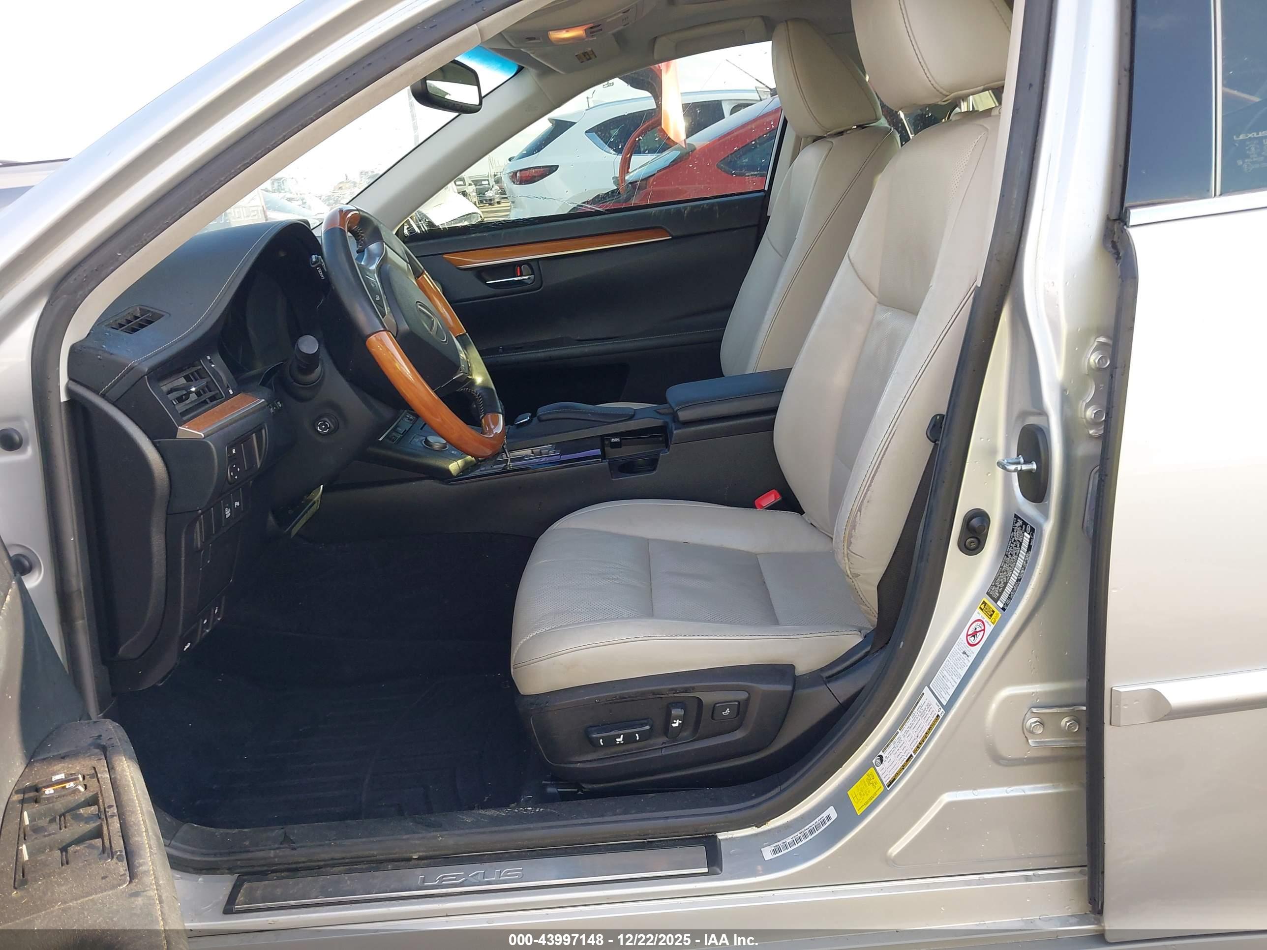 LEXUS ES image 5