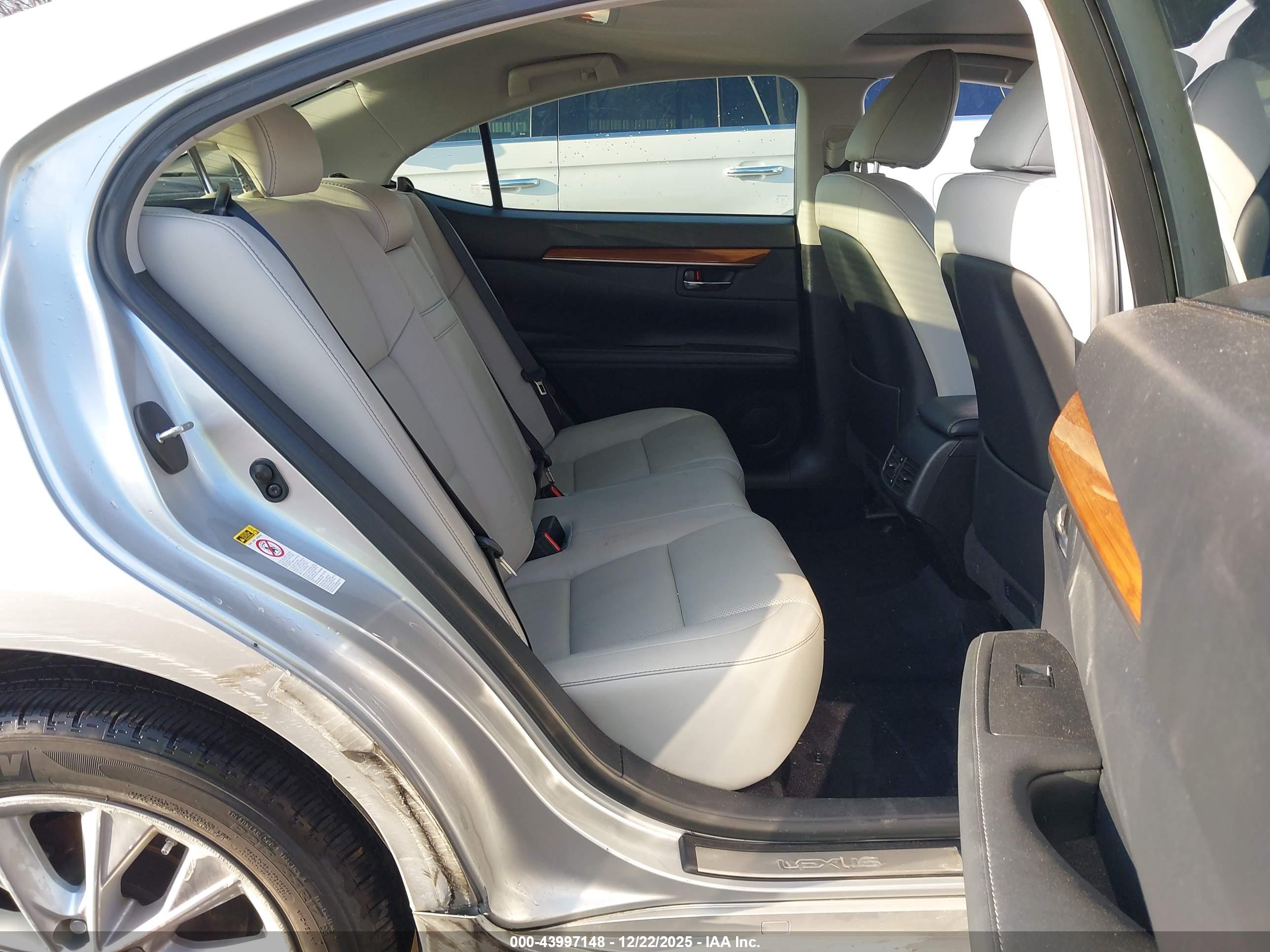 LEXUS ES image 8
