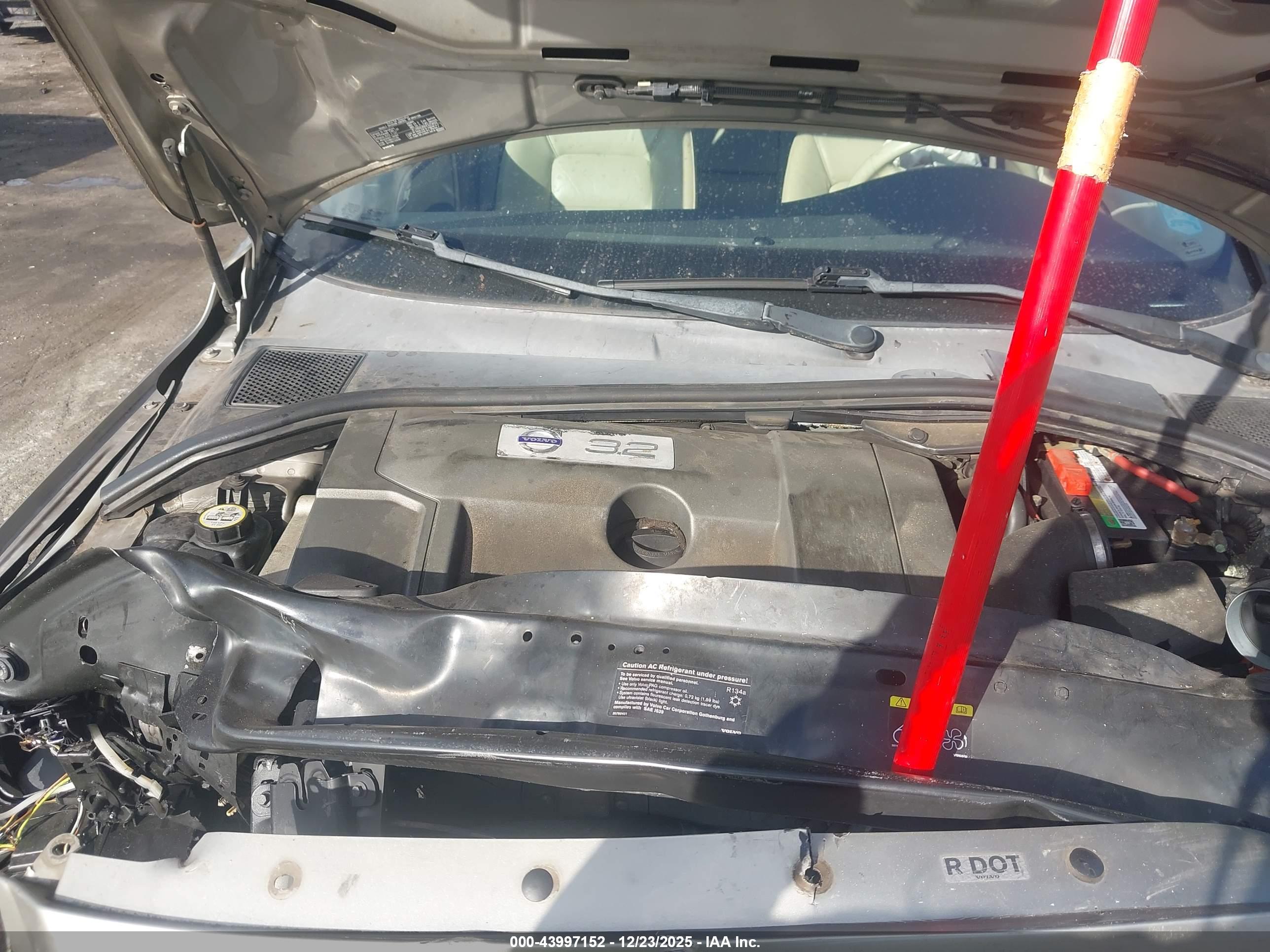 VOLVO XC70 image 10