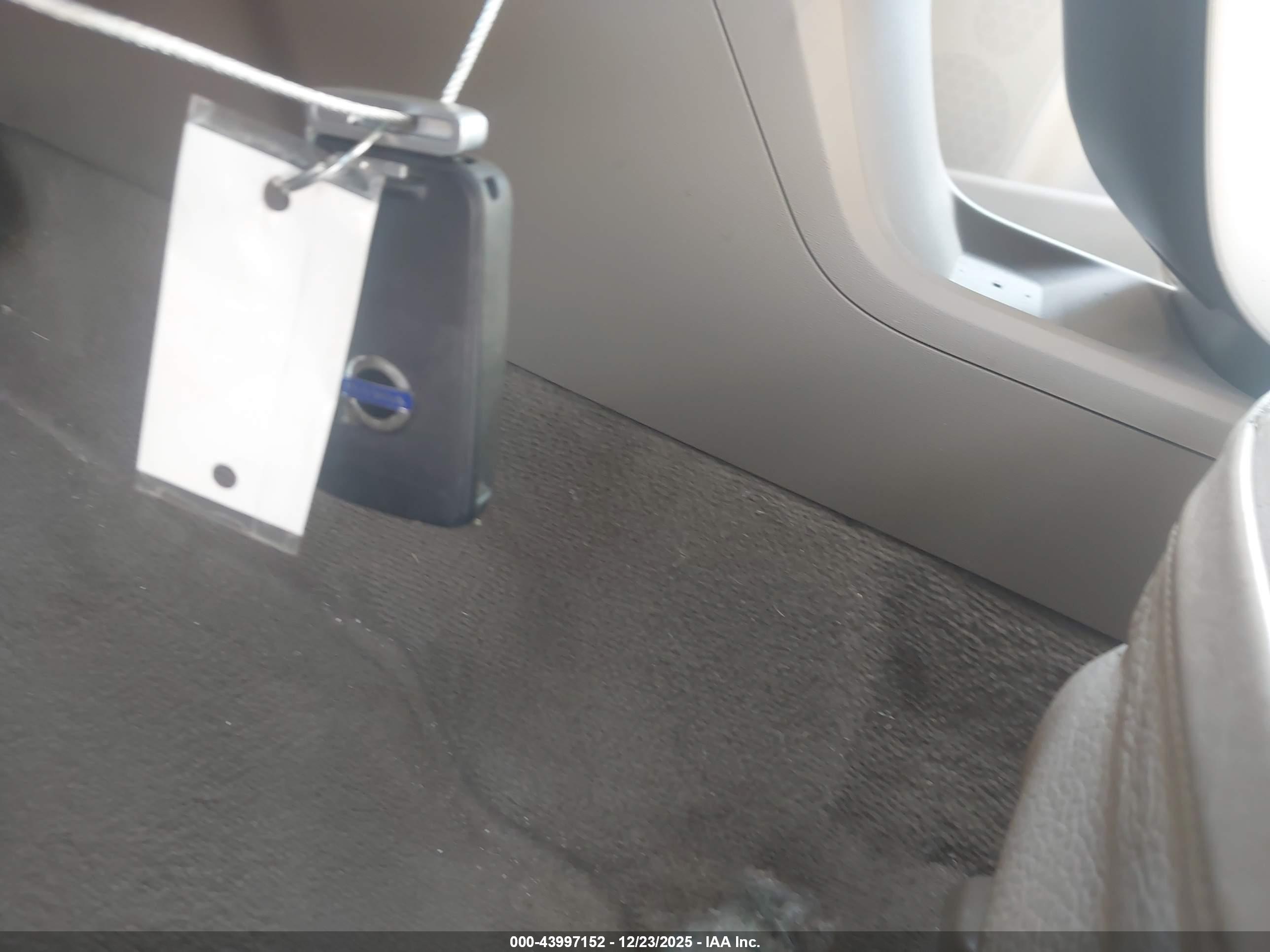 VOLVO XC70 image 11