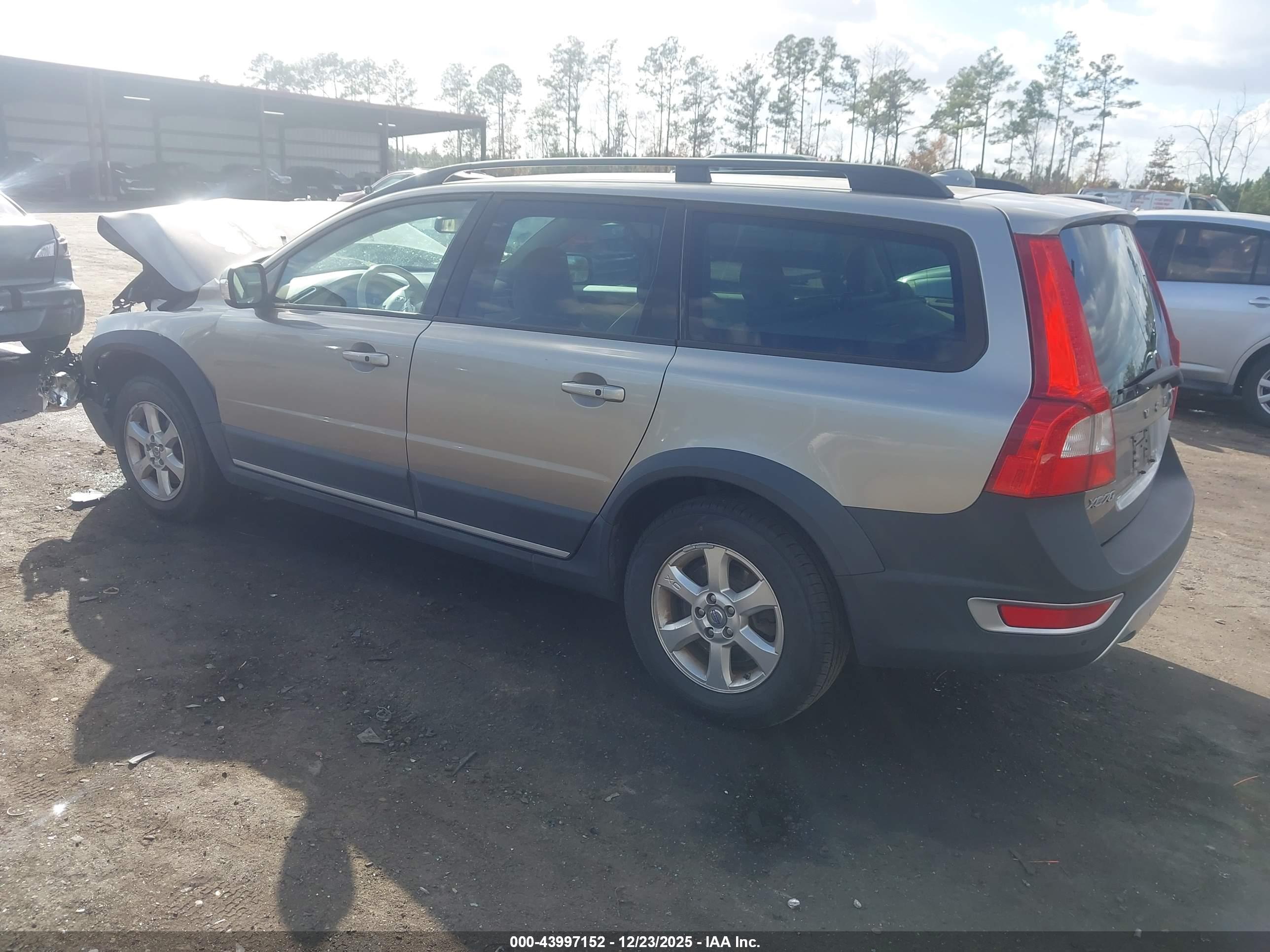 VOLVO XC70 image 3