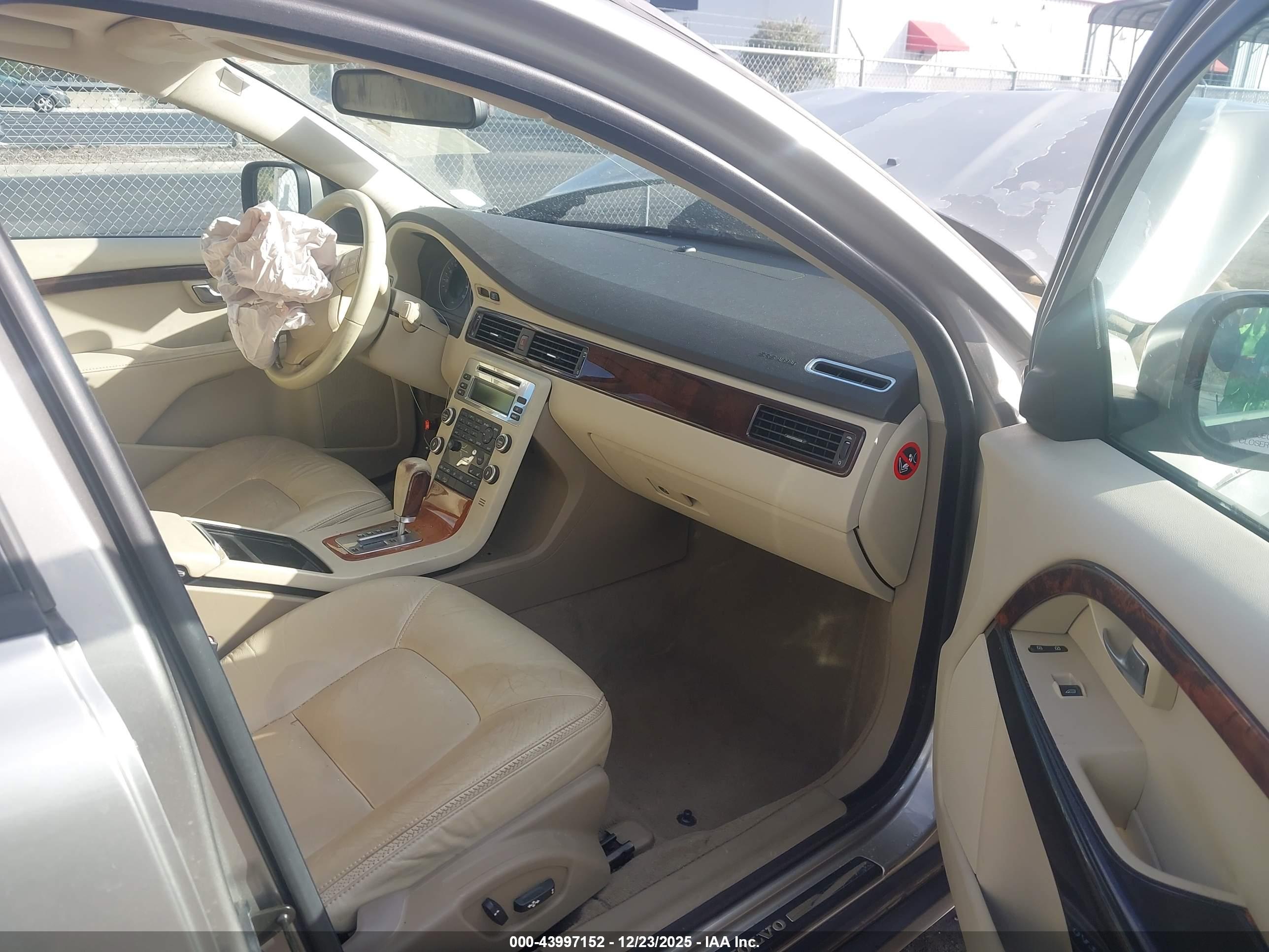 VOLVO XC70 image 5
