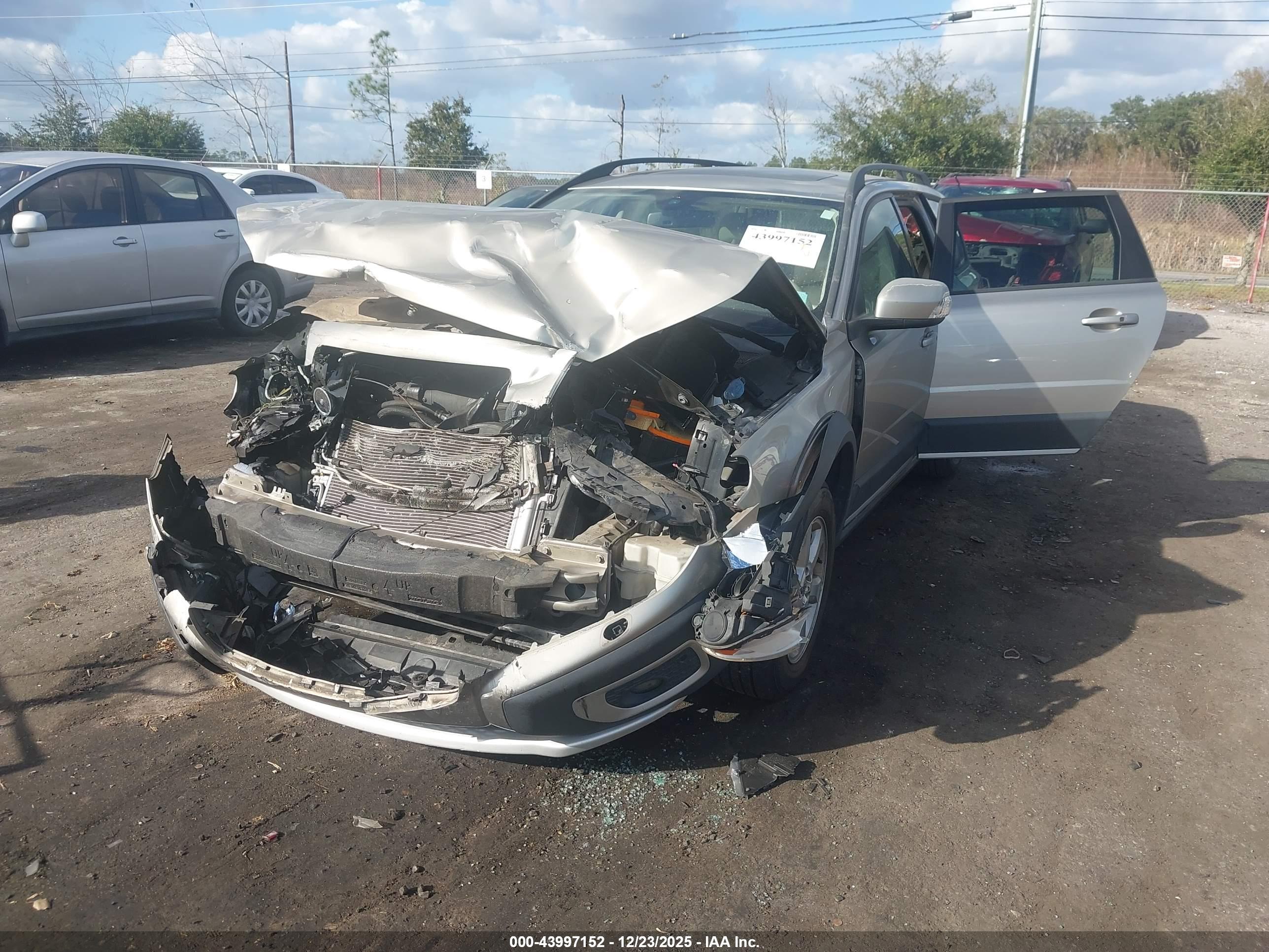 VOLVO XC70 image 6