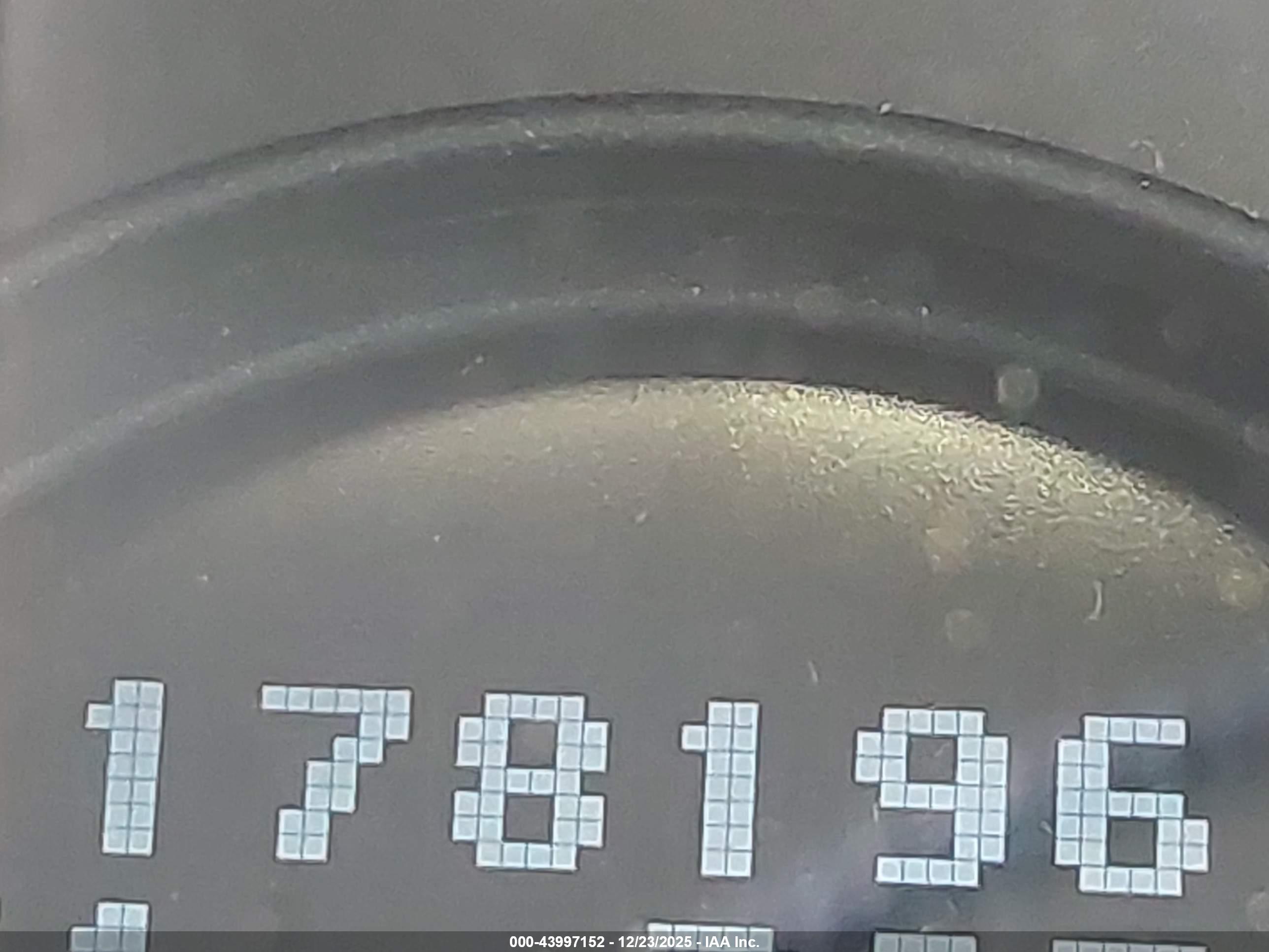 VOLVO XC70 image 7