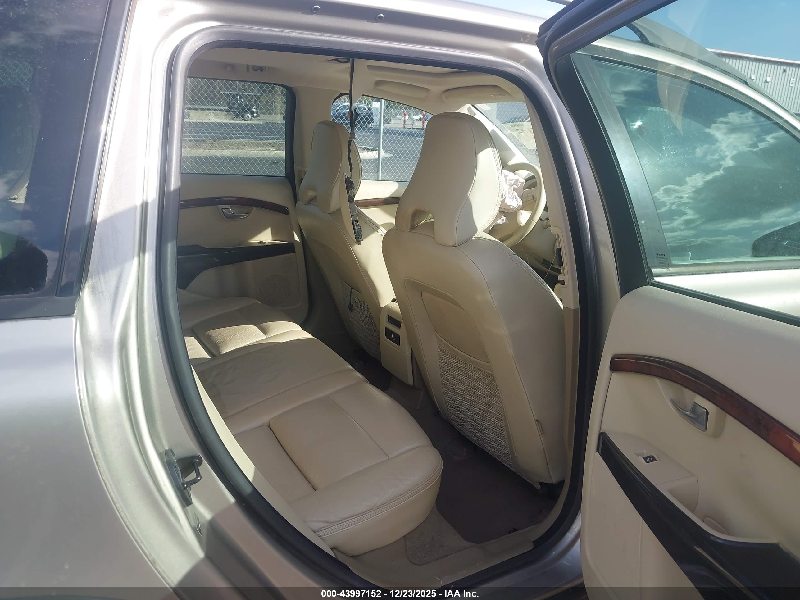 VOLVO XC70 image 8