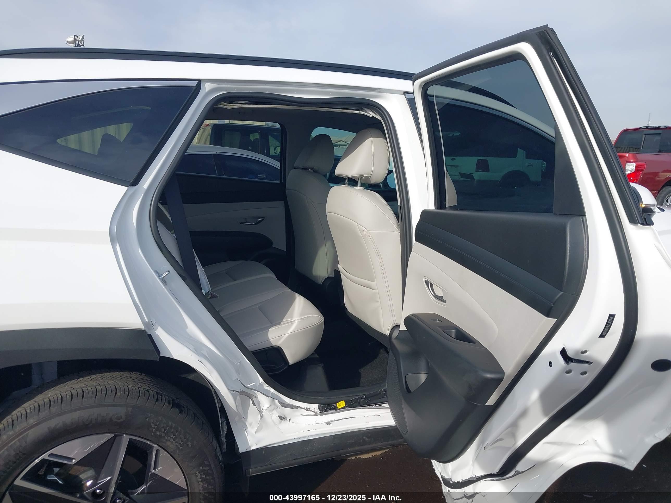 HYUNDAI TUCSON image 8