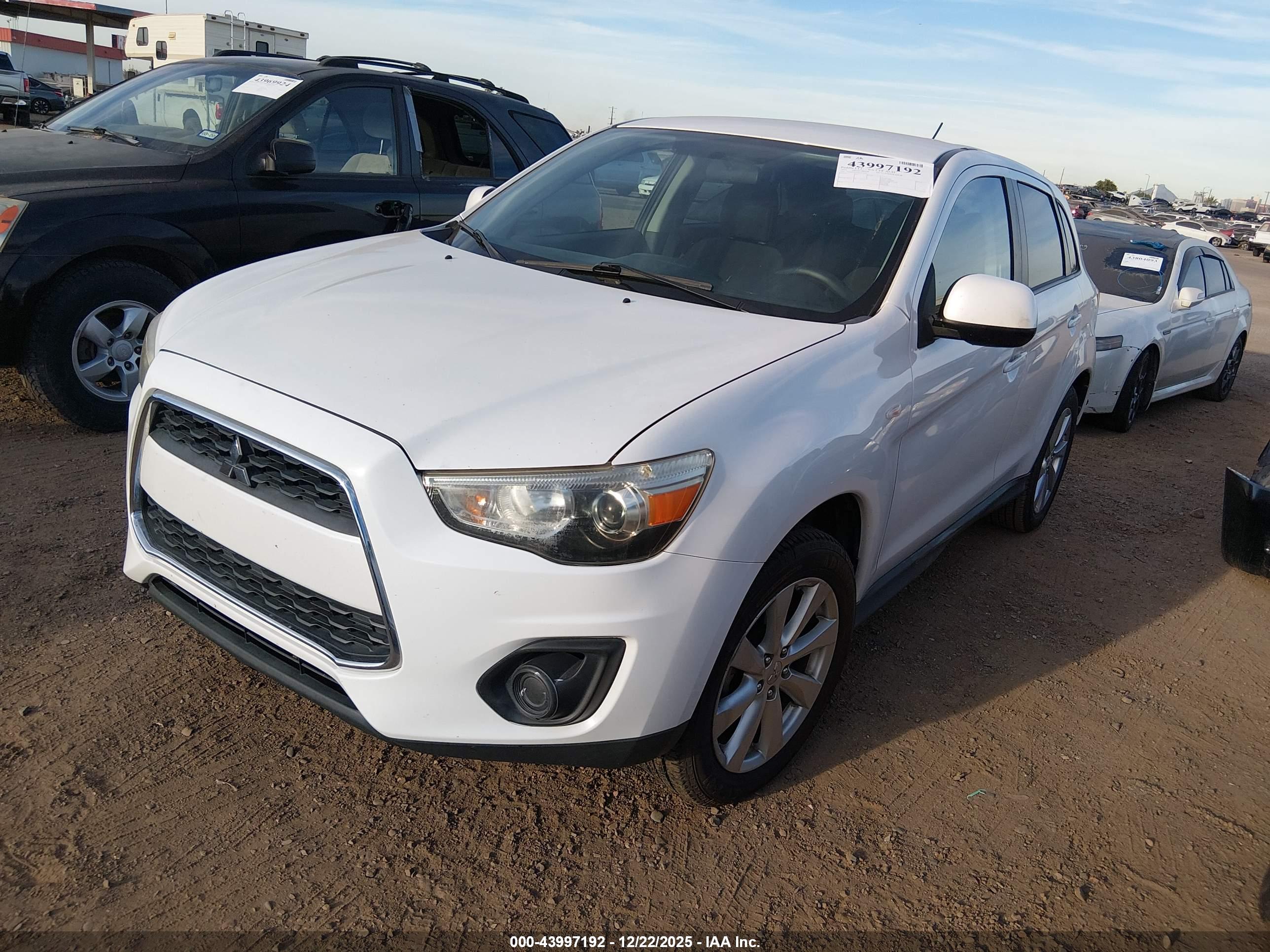 MITSUBISHI OUTLANDER image 2