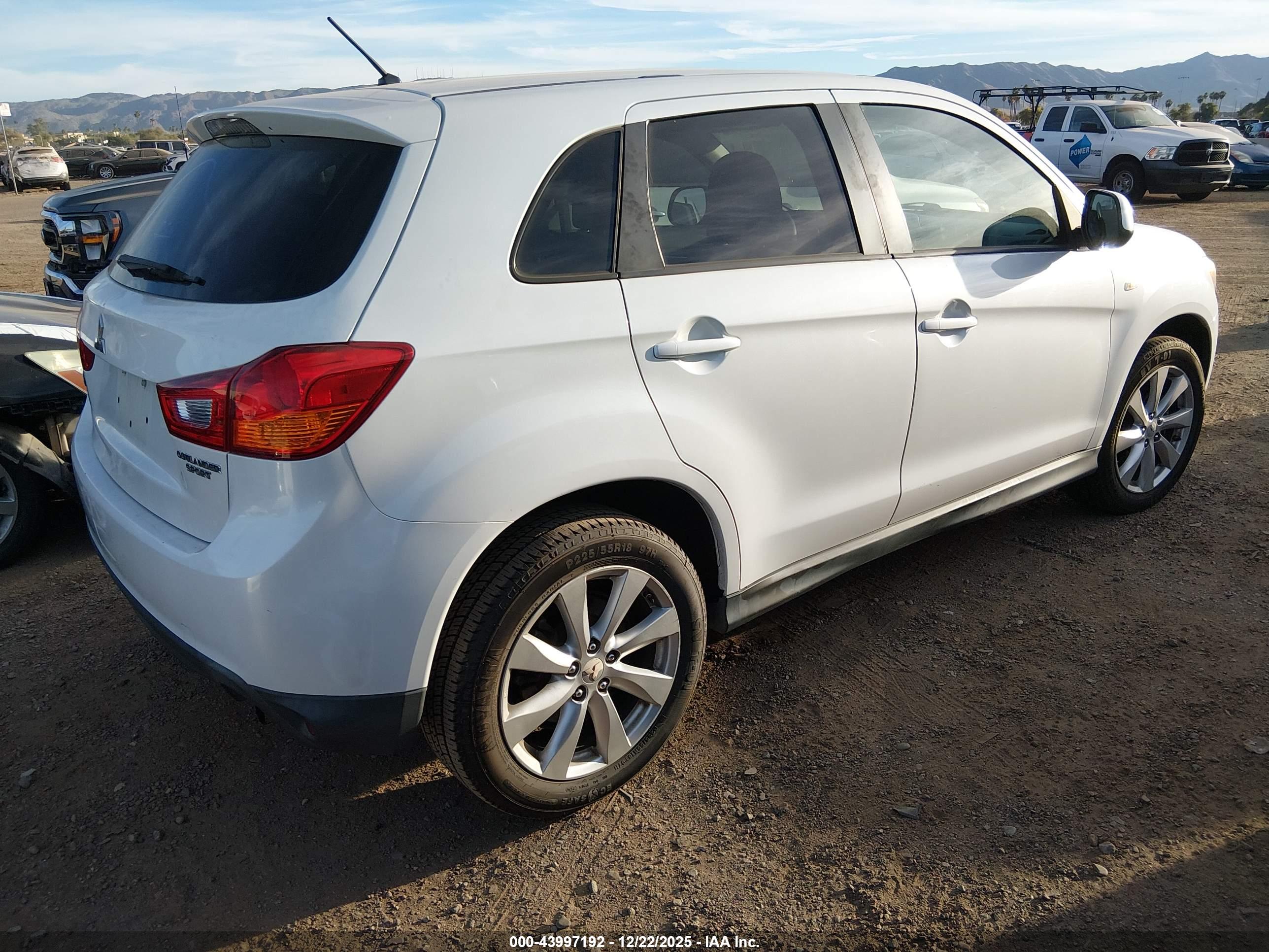 MITSUBISHI OUTLANDER image 4
