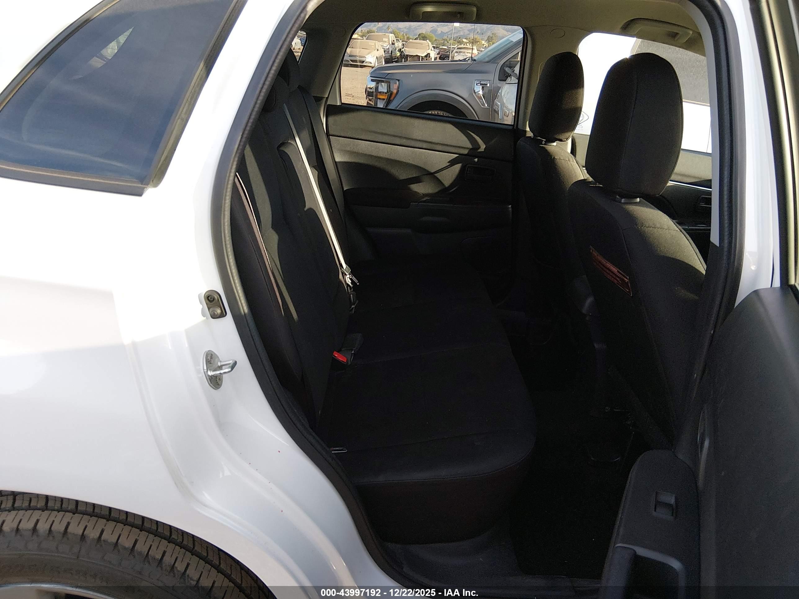 MITSUBISHI OUTLANDER image 8