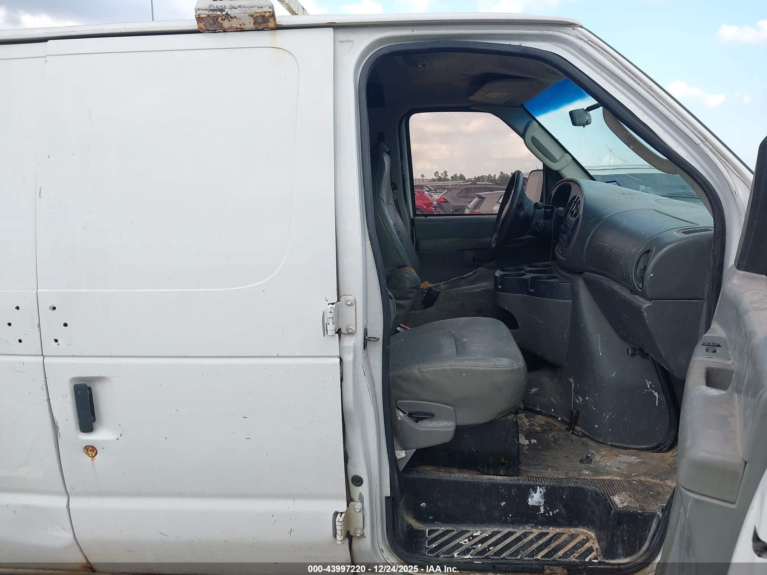 FORD E-150 image 5