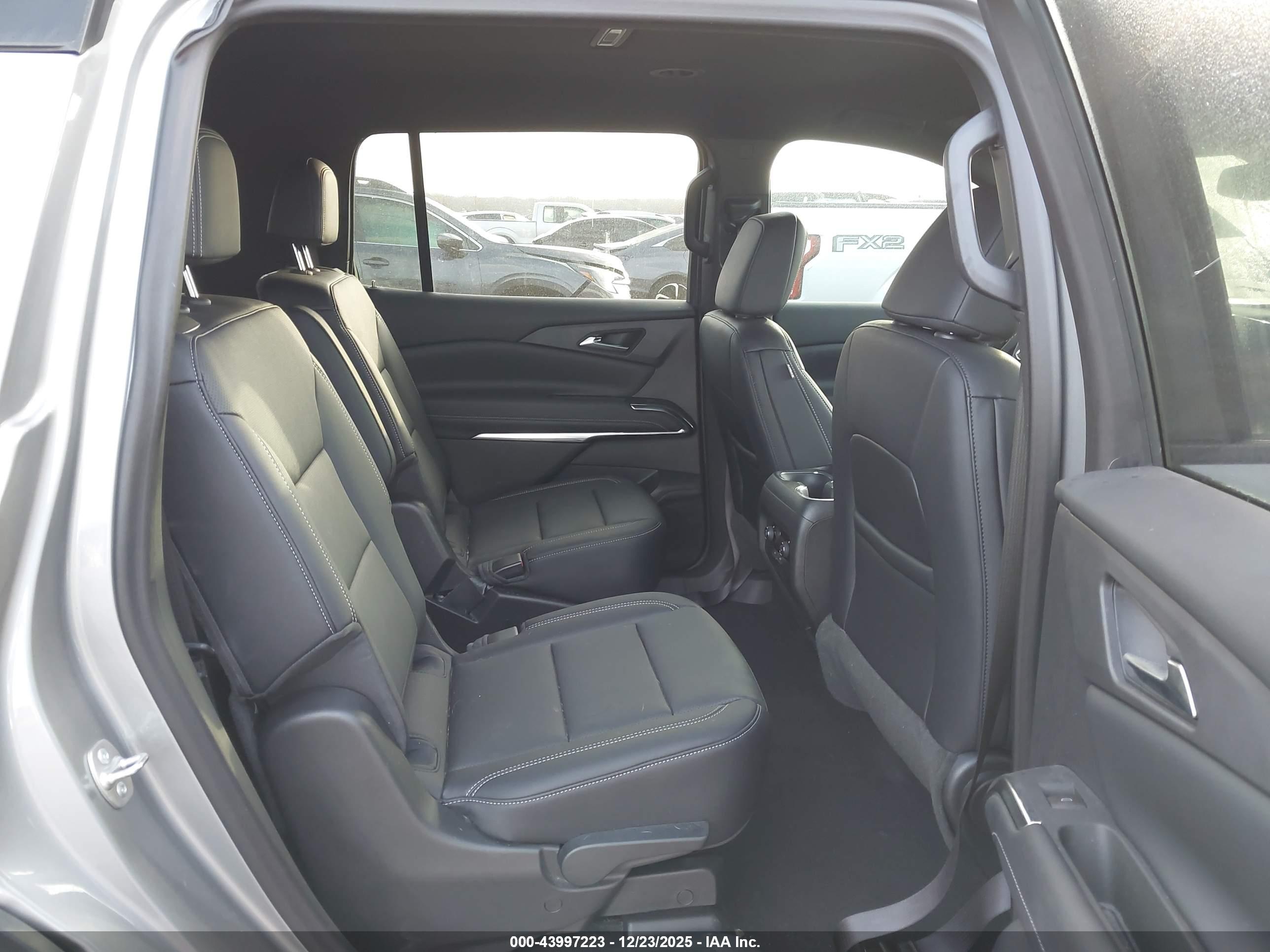 CHEVROLET TRAVERSE image 8