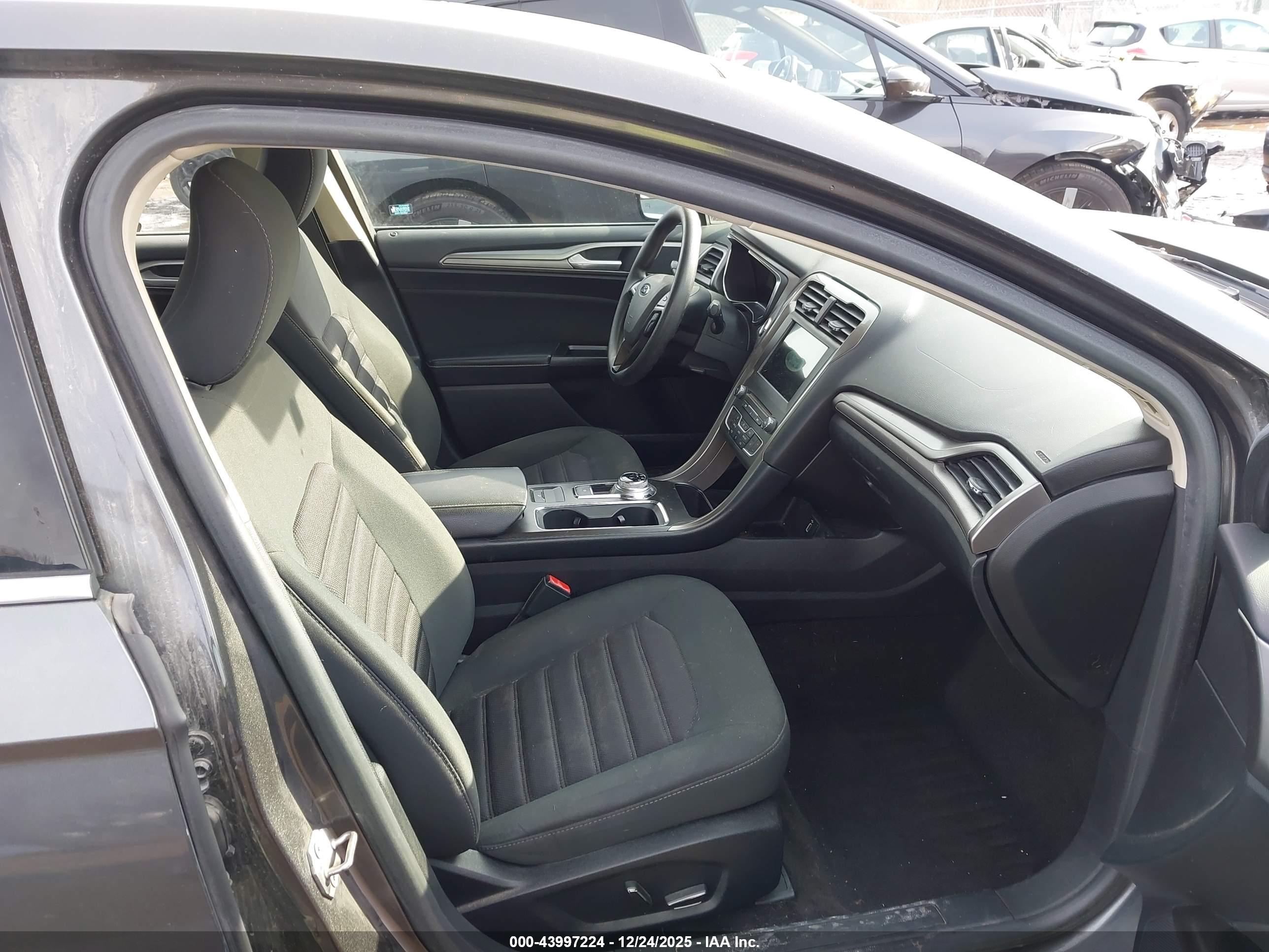 FORD FUSION image 5