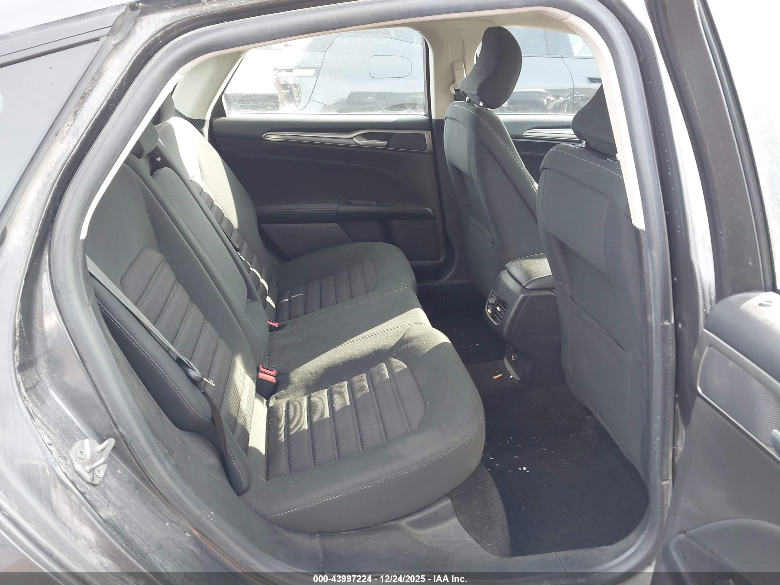 FORD FUSION image 8