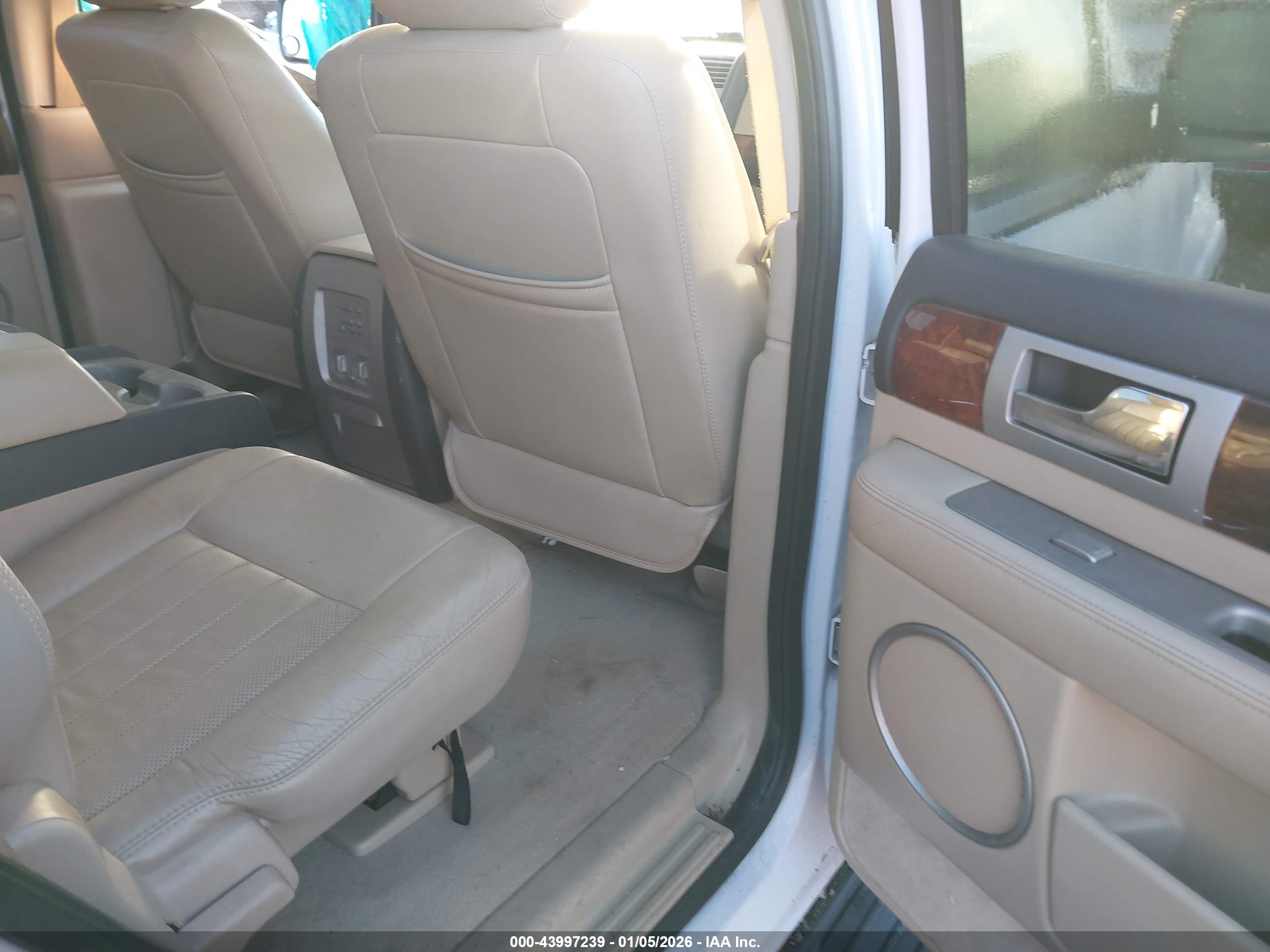 LINCOLN NAVIGATOR image 8