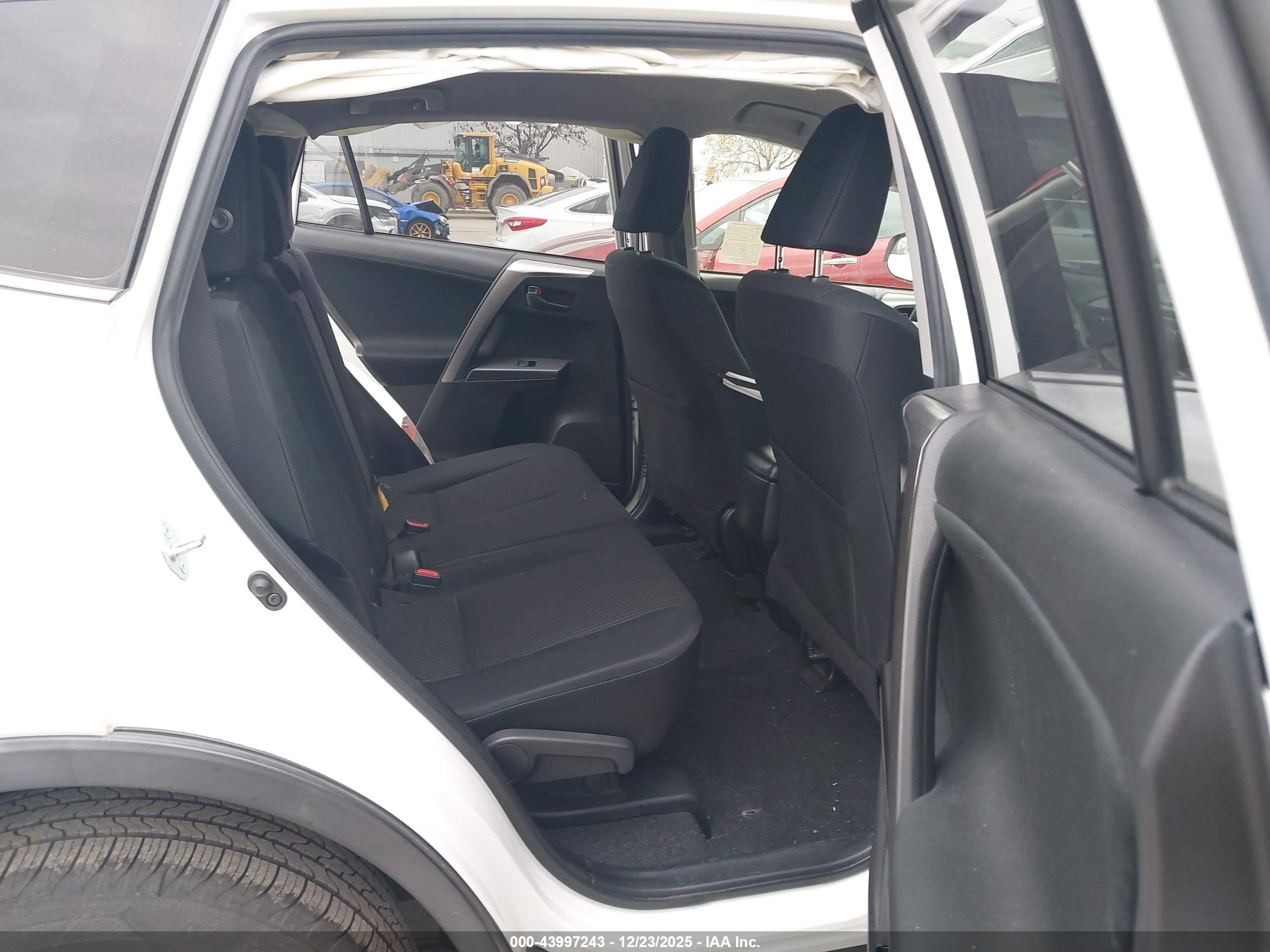 TOYOTA RAV4 image 8