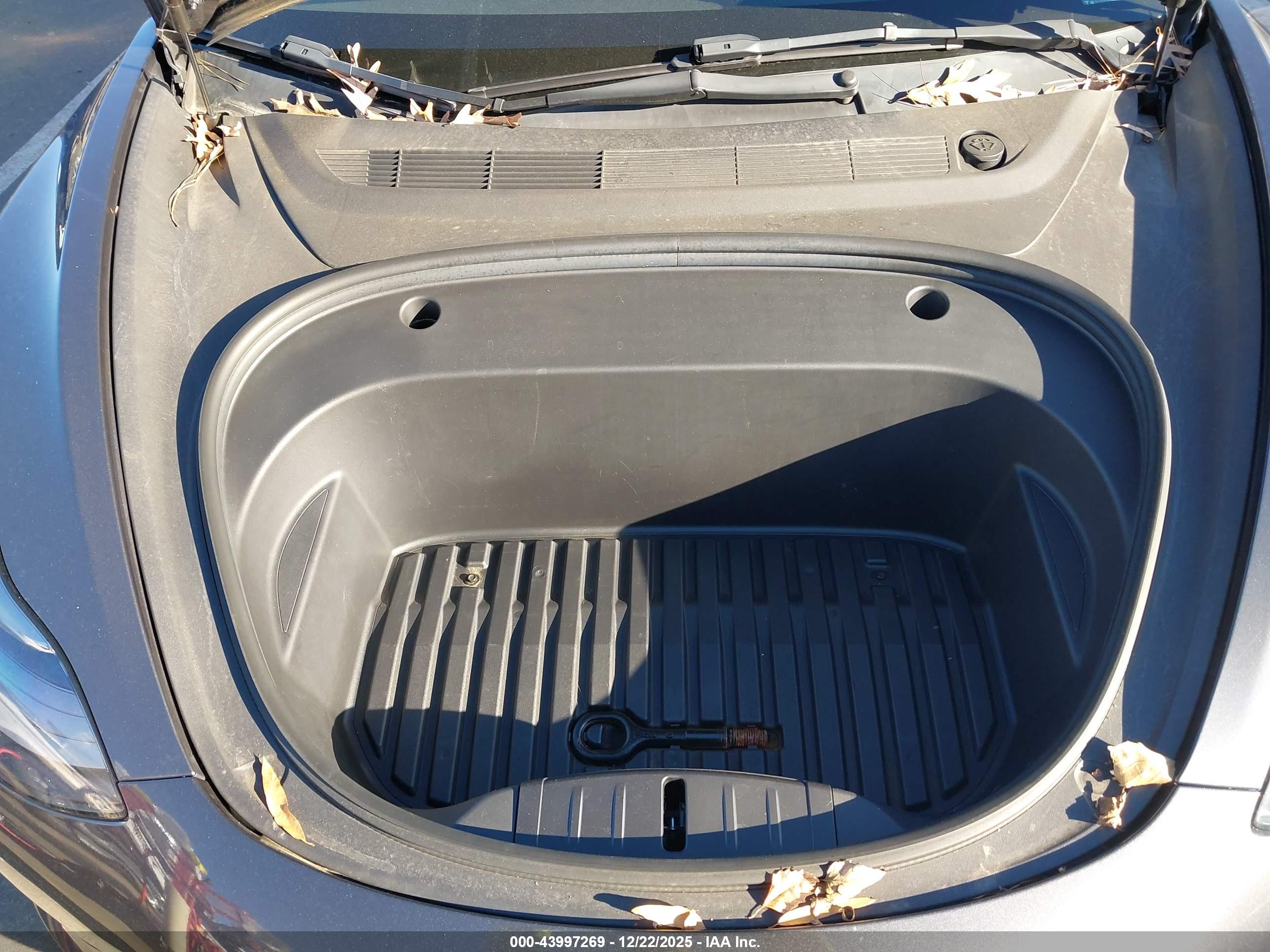 TESLA MODEL image 10