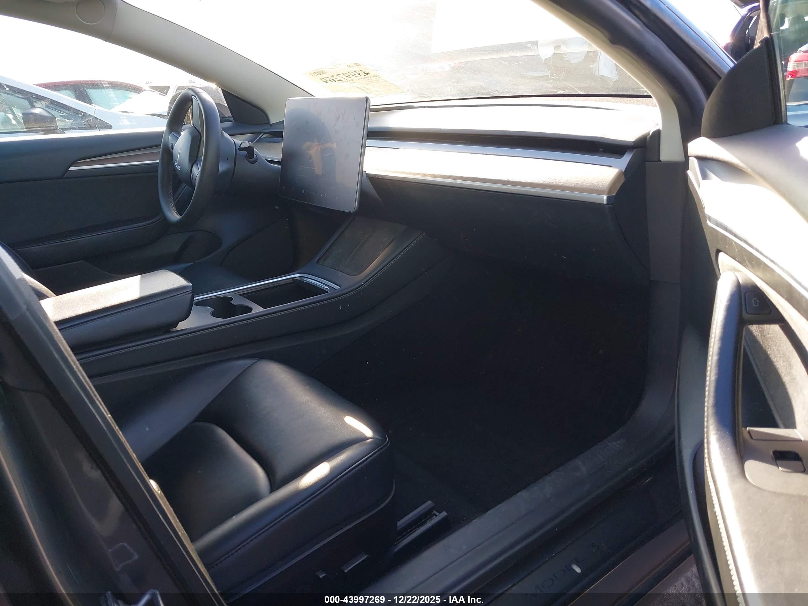 TESLA MODEL image 5