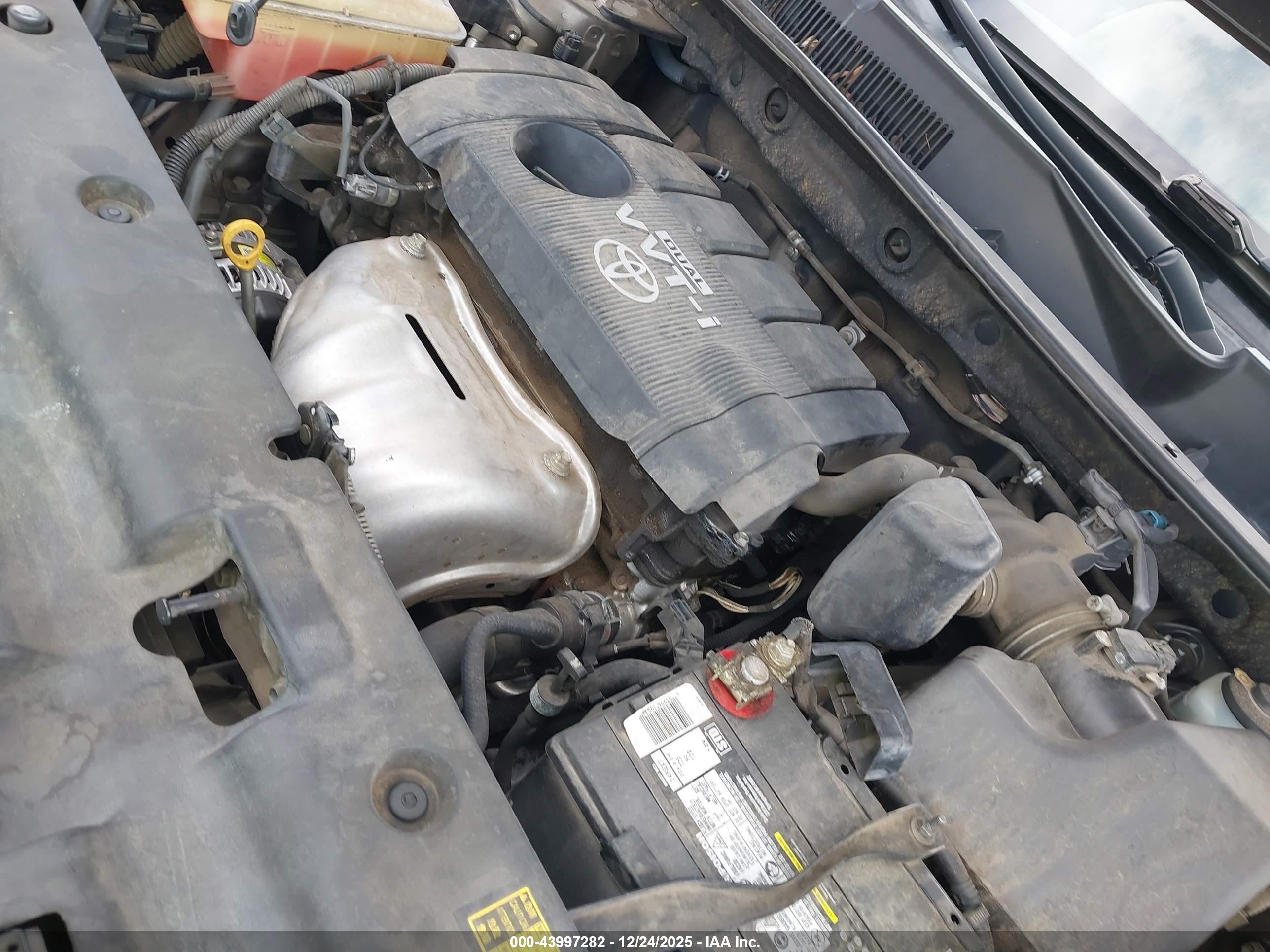 TOYOTA RAV4 image 10