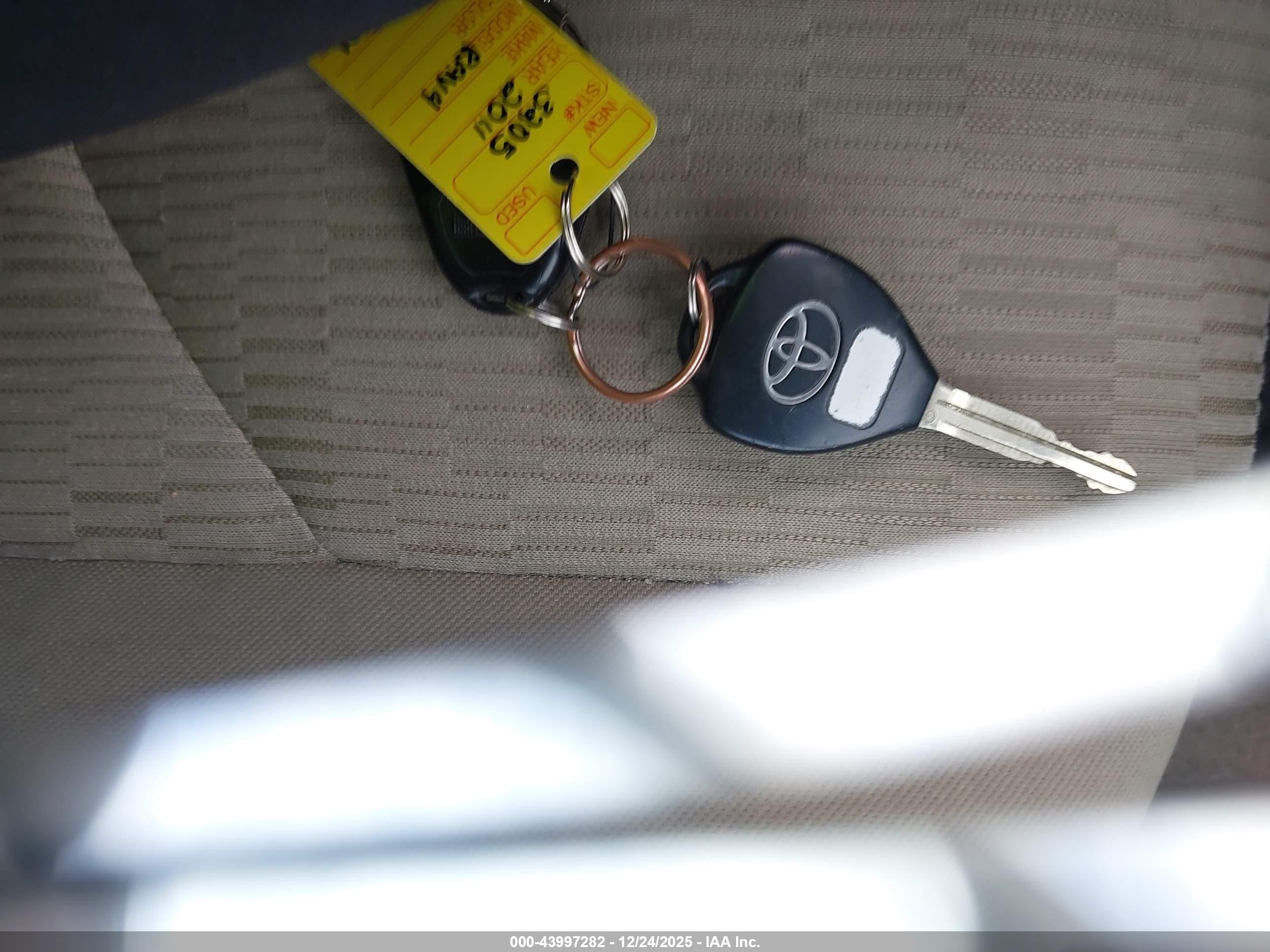 TOYOTA RAV4 image 11