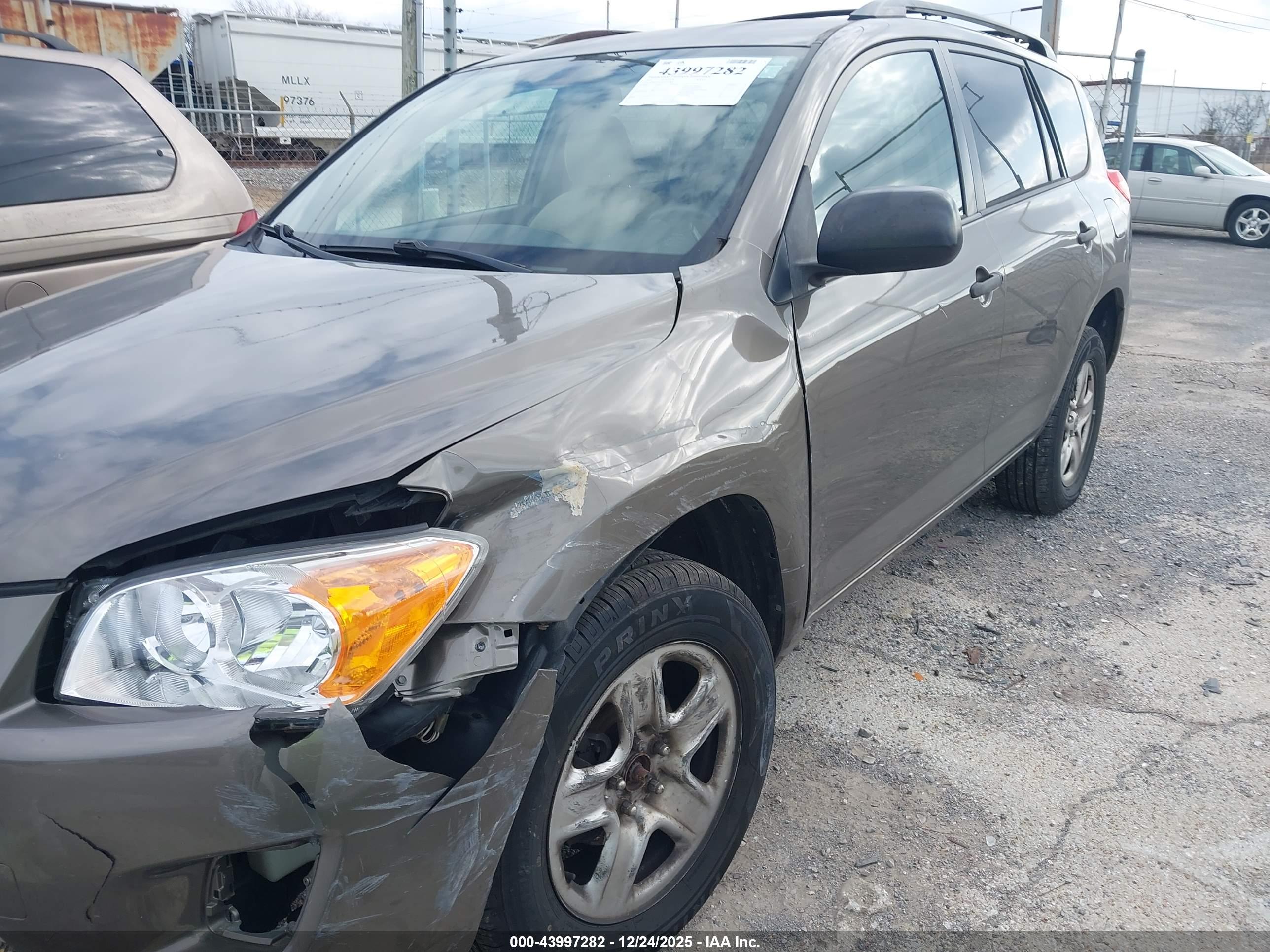 TOYOTA RAV4 image 2