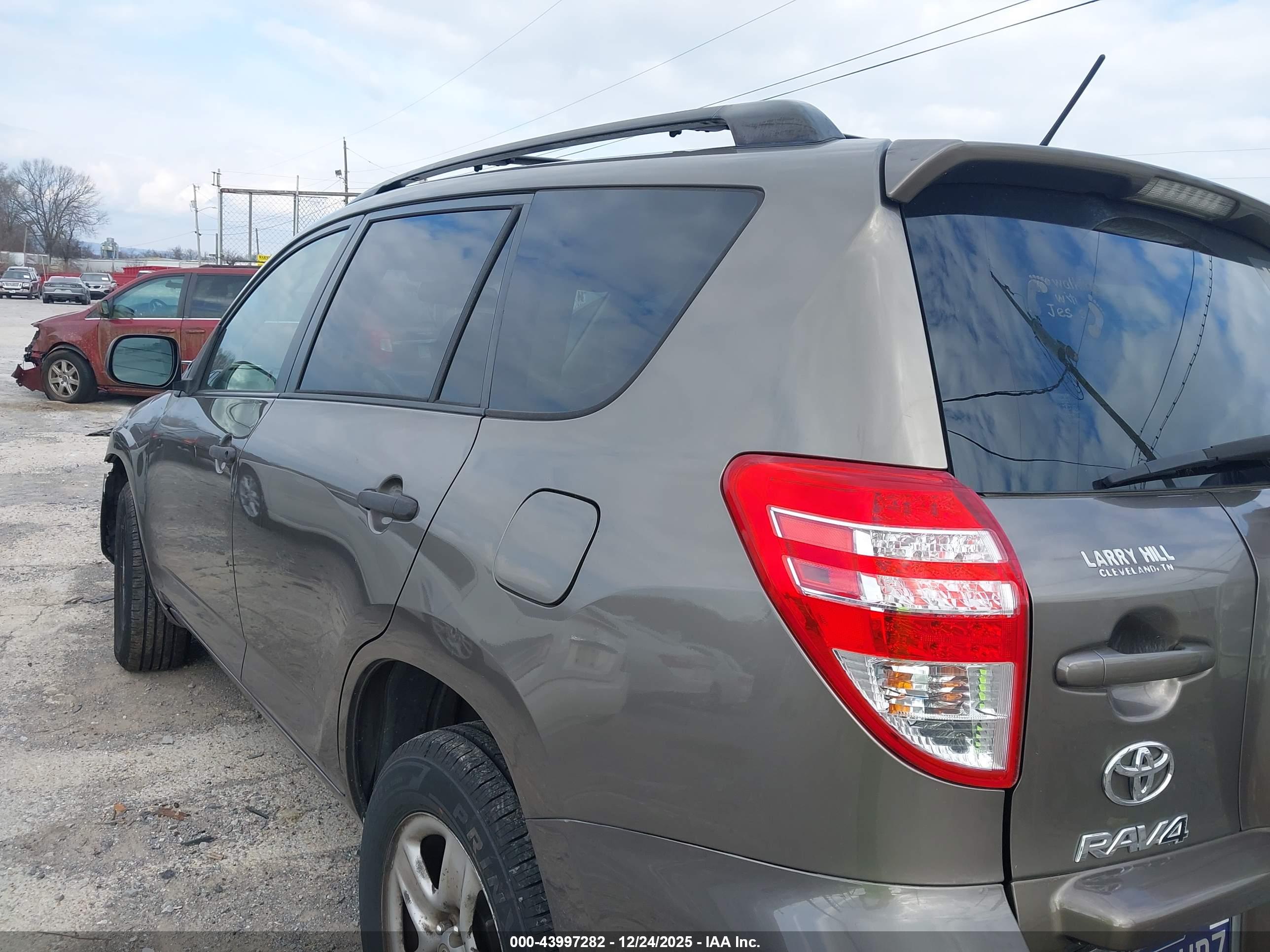 TOYOTA RAV4 image 3