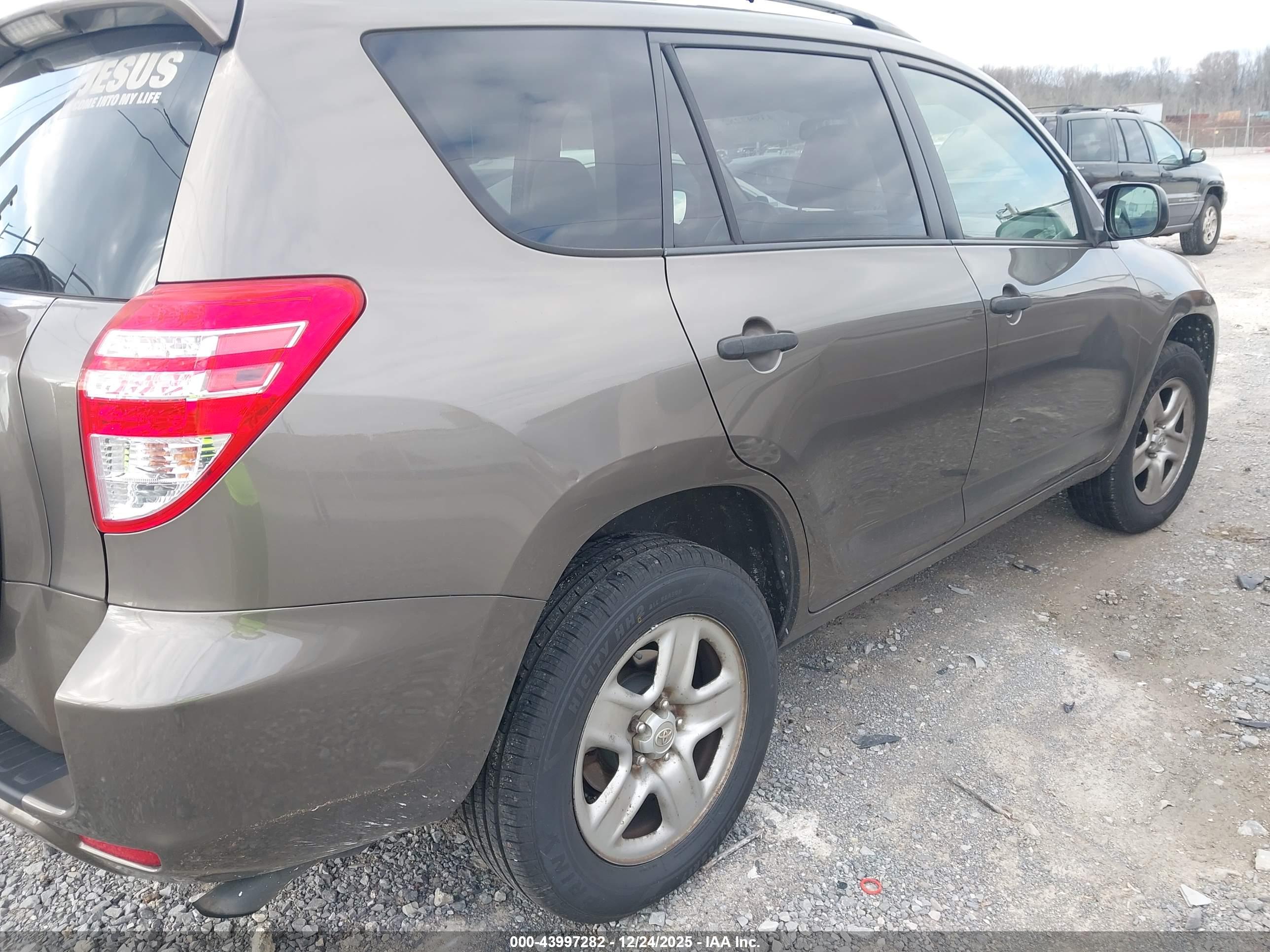 TOYOTA RAV4 image 4