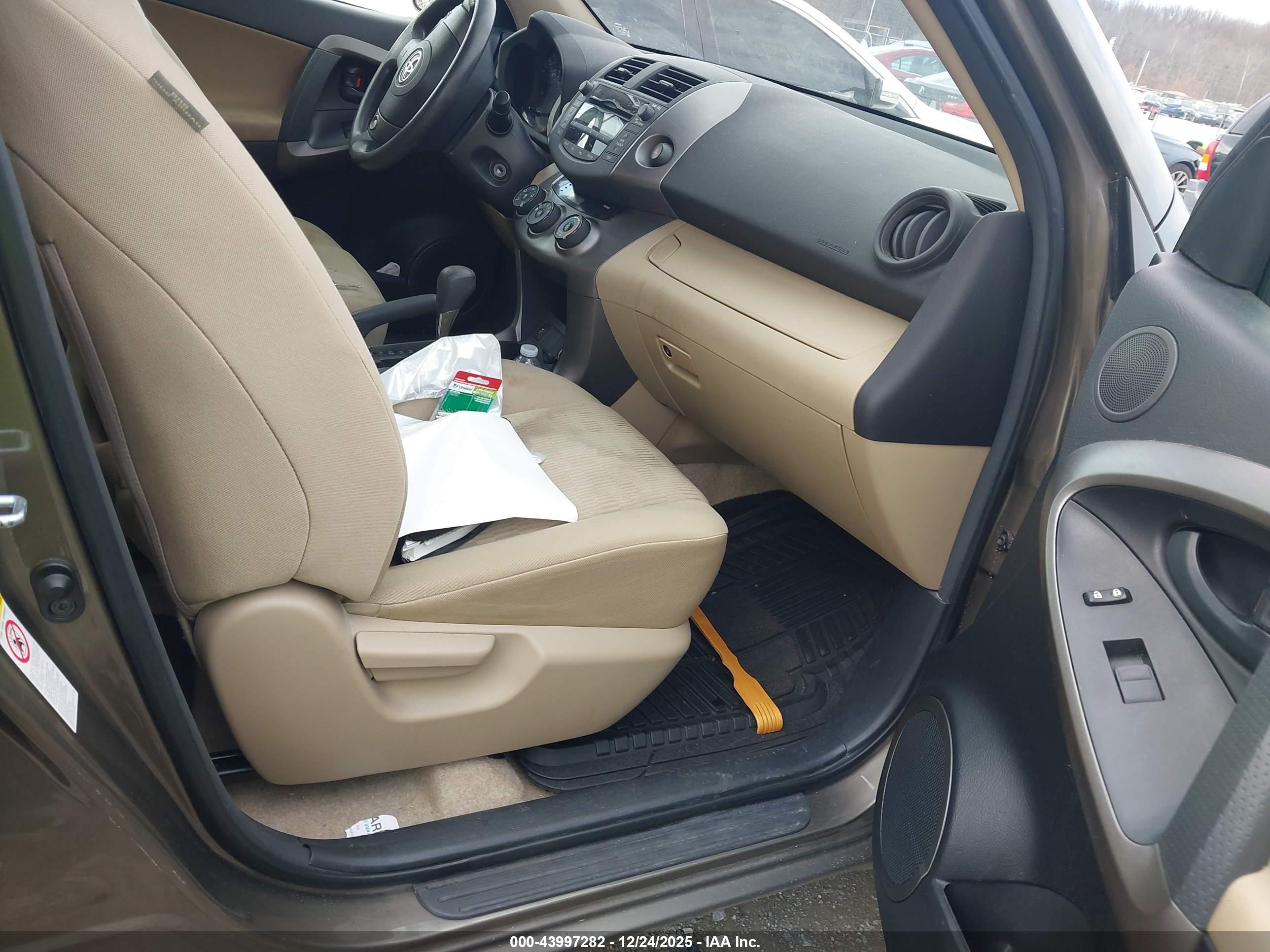 TOYOTA RAV4 image 5
