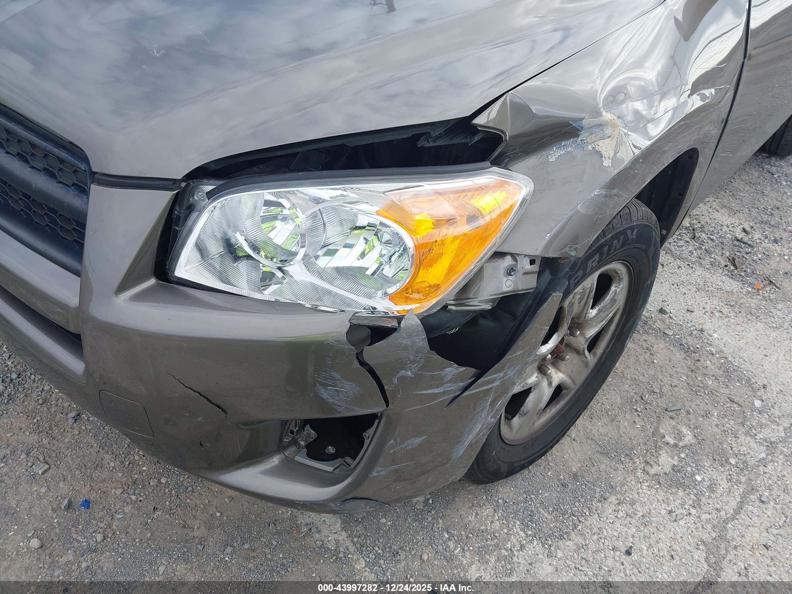 TOYOTA RAV4 image 6