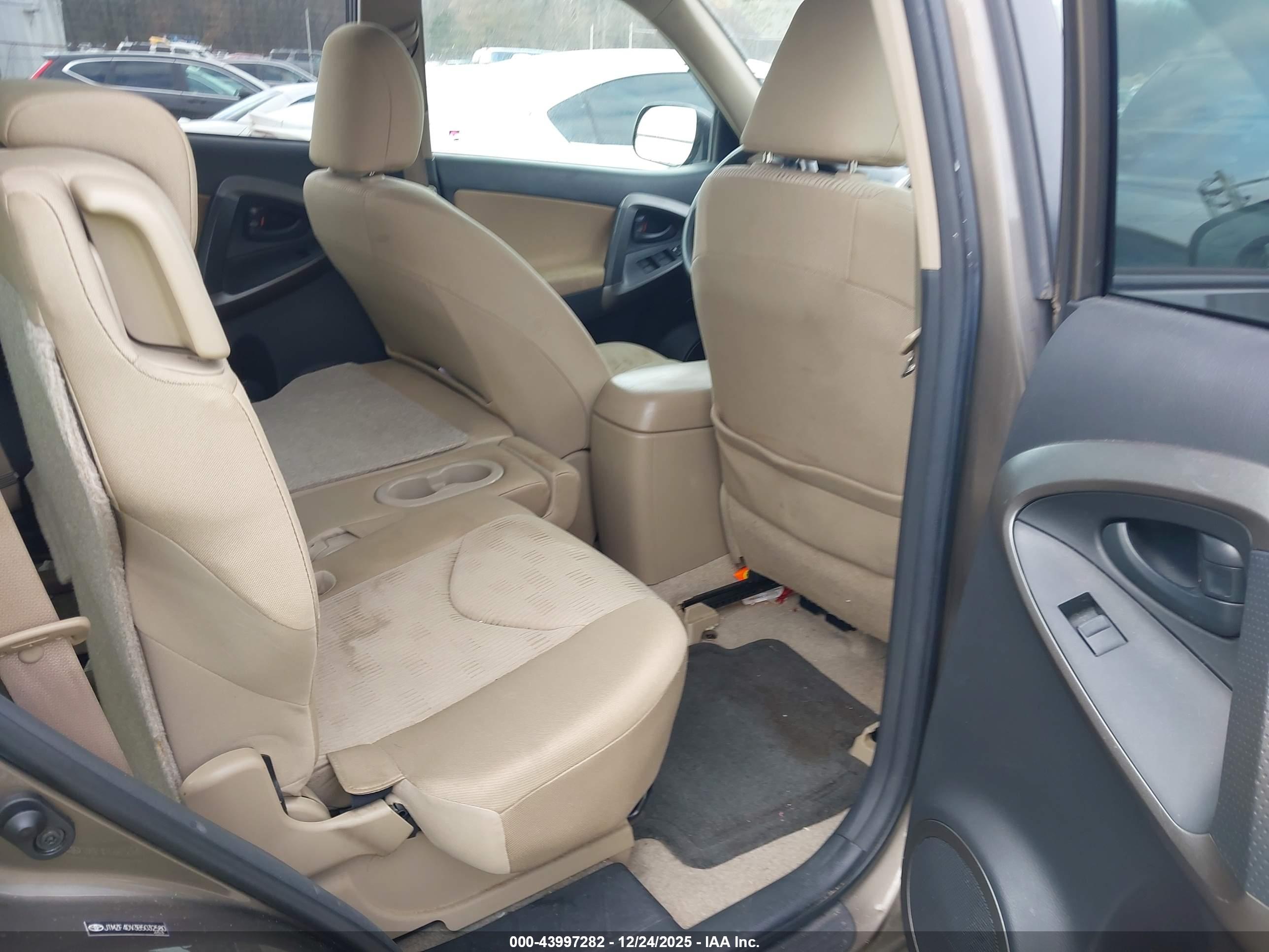 TOYOTA RAV4 image 8