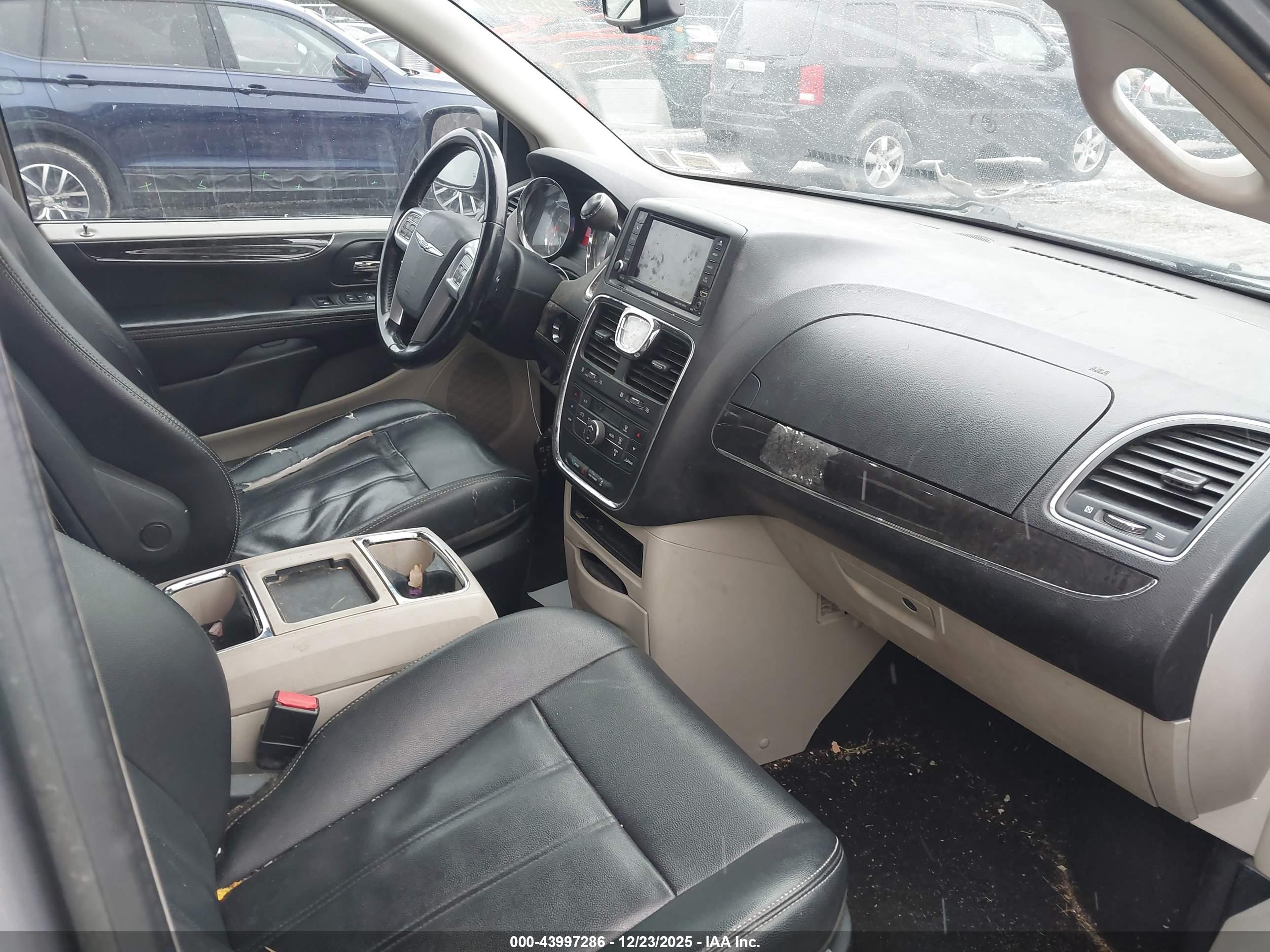 CHRYSLER TOWN image 5