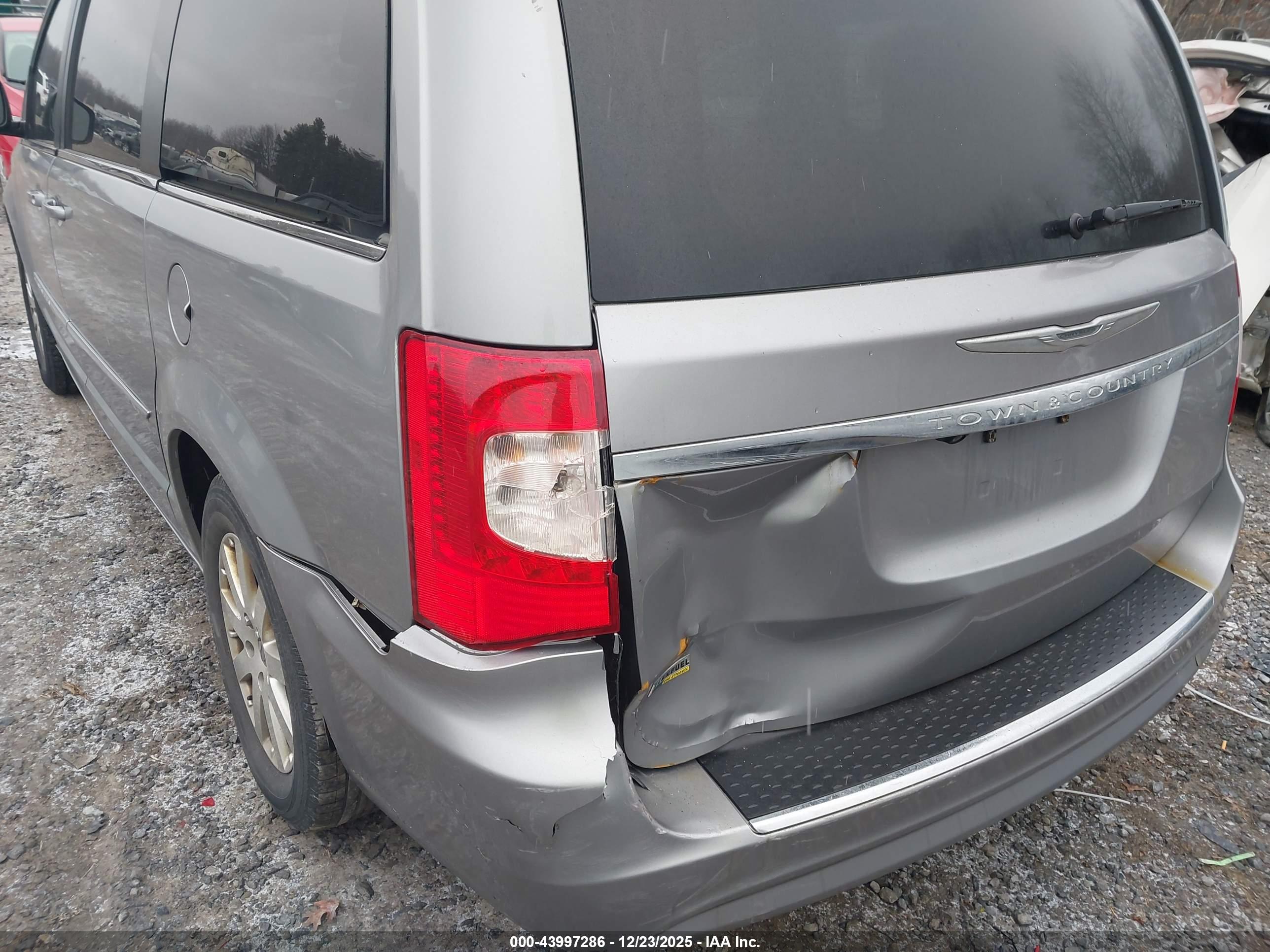 CHRYSLER TOWN image 6
