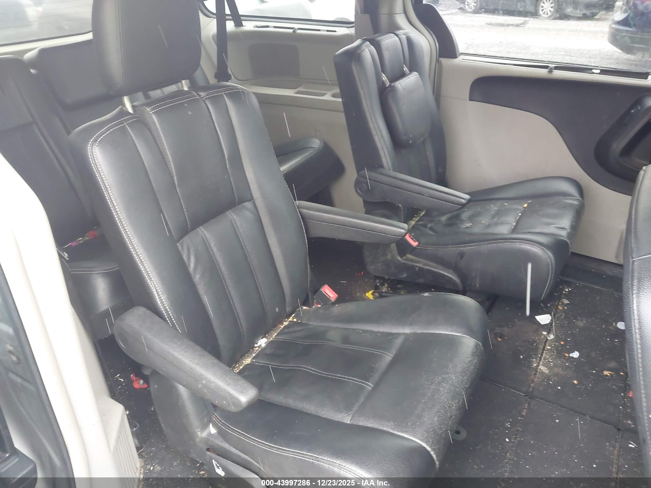 CHRYSLER TOWN image 8