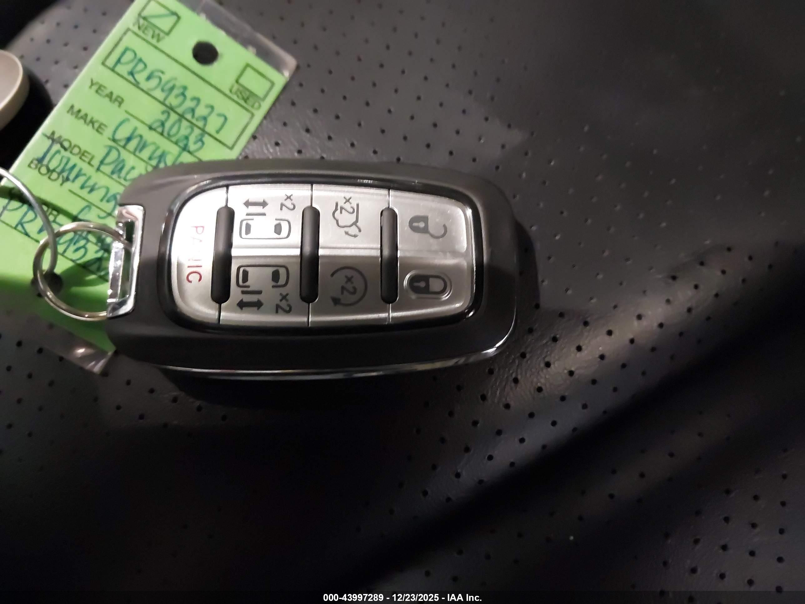 CHRYSLER PACIFICA image 11