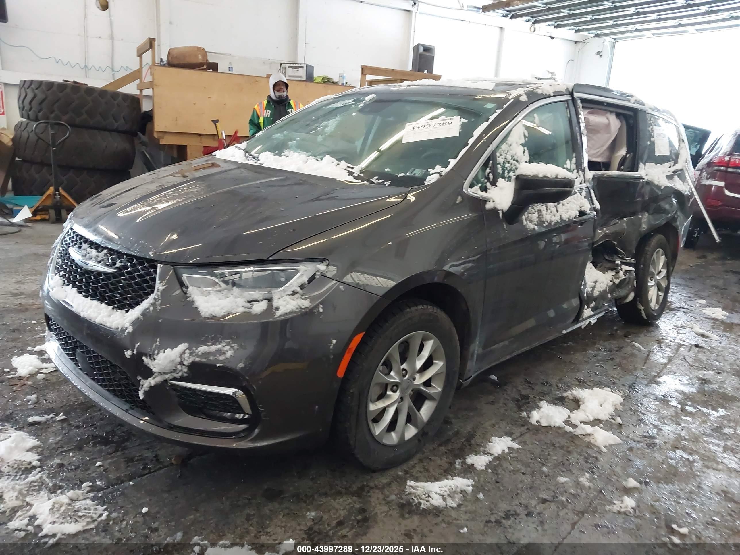 CHRYSLER PACIFICA image 2