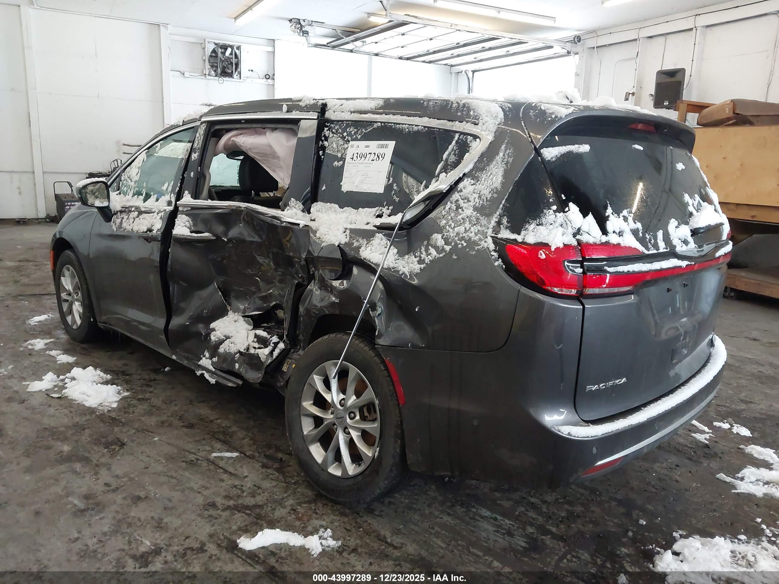 CHRYSLER PACIFICA image 3