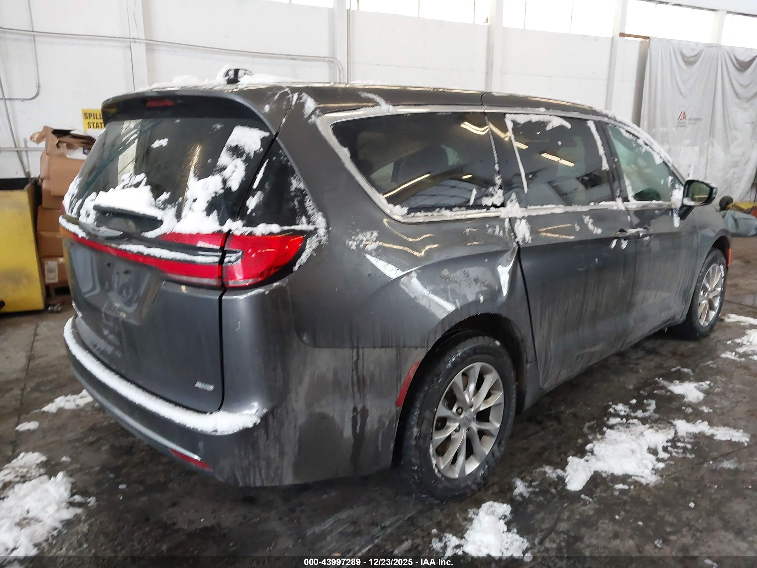 CHRYSLER PACIFICA image 4