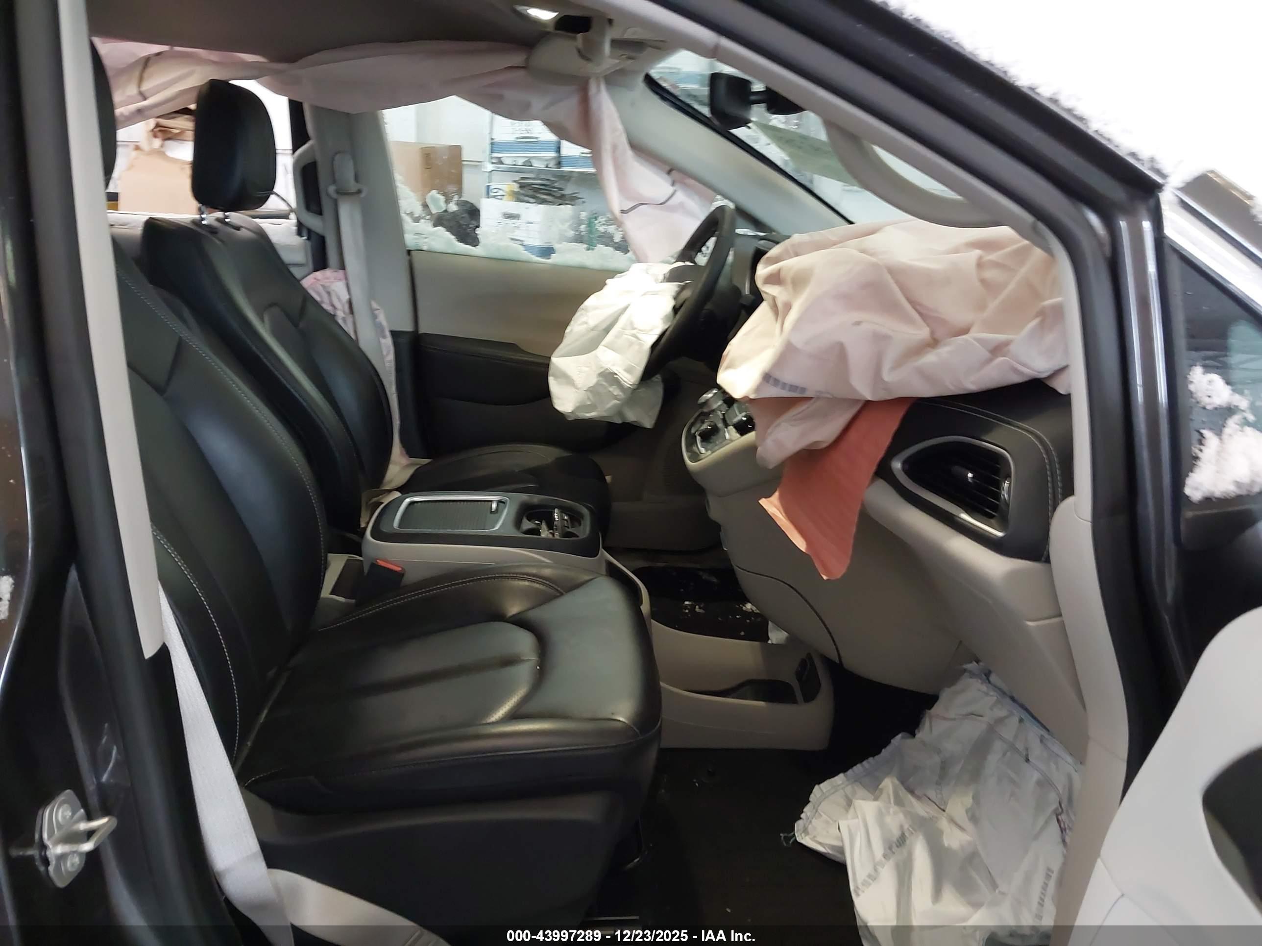 CHRYSLER PACIFICA image 5
